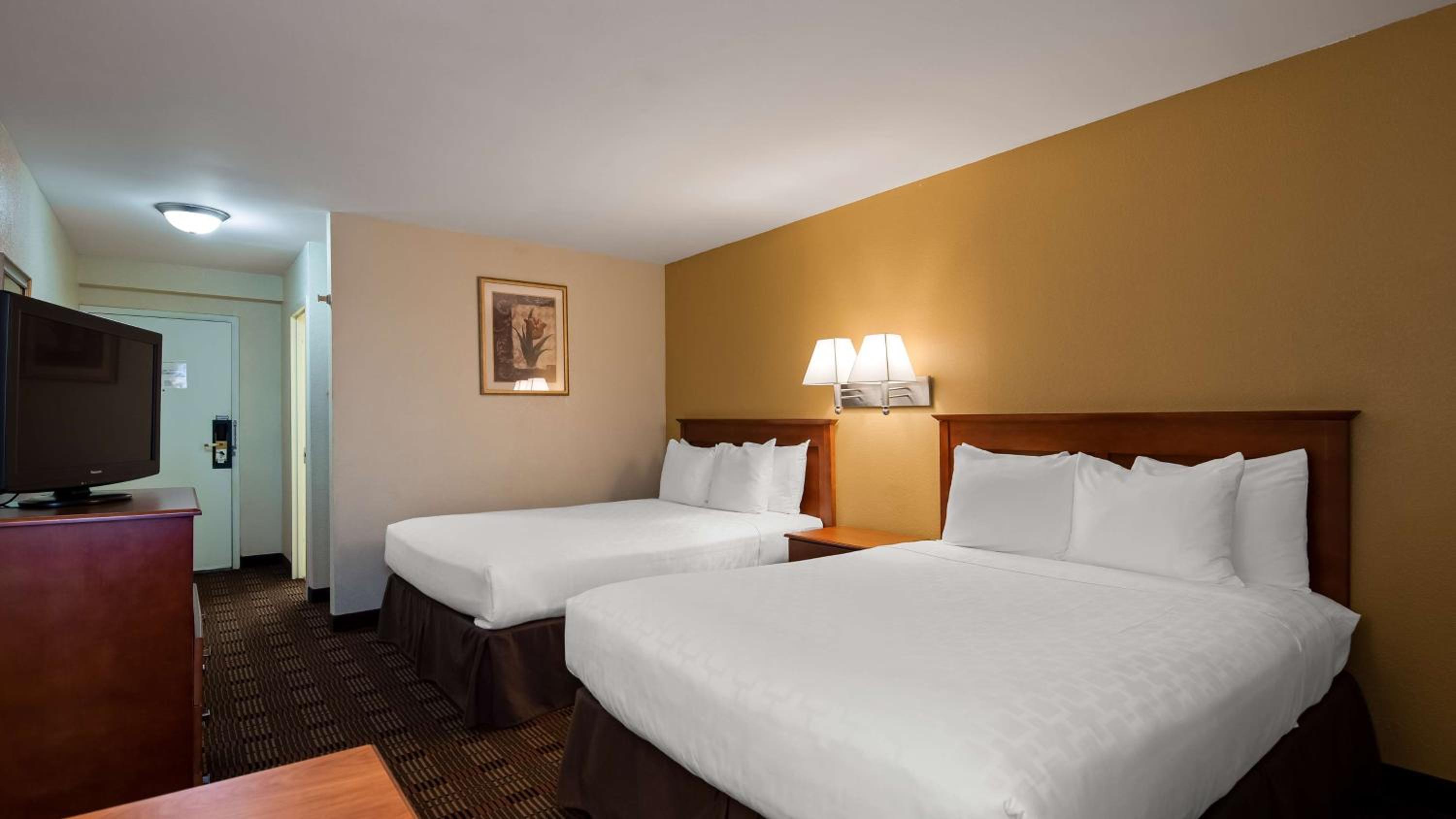 Queen Room with Two Queen Beds - Non-Smoking - Photo 1