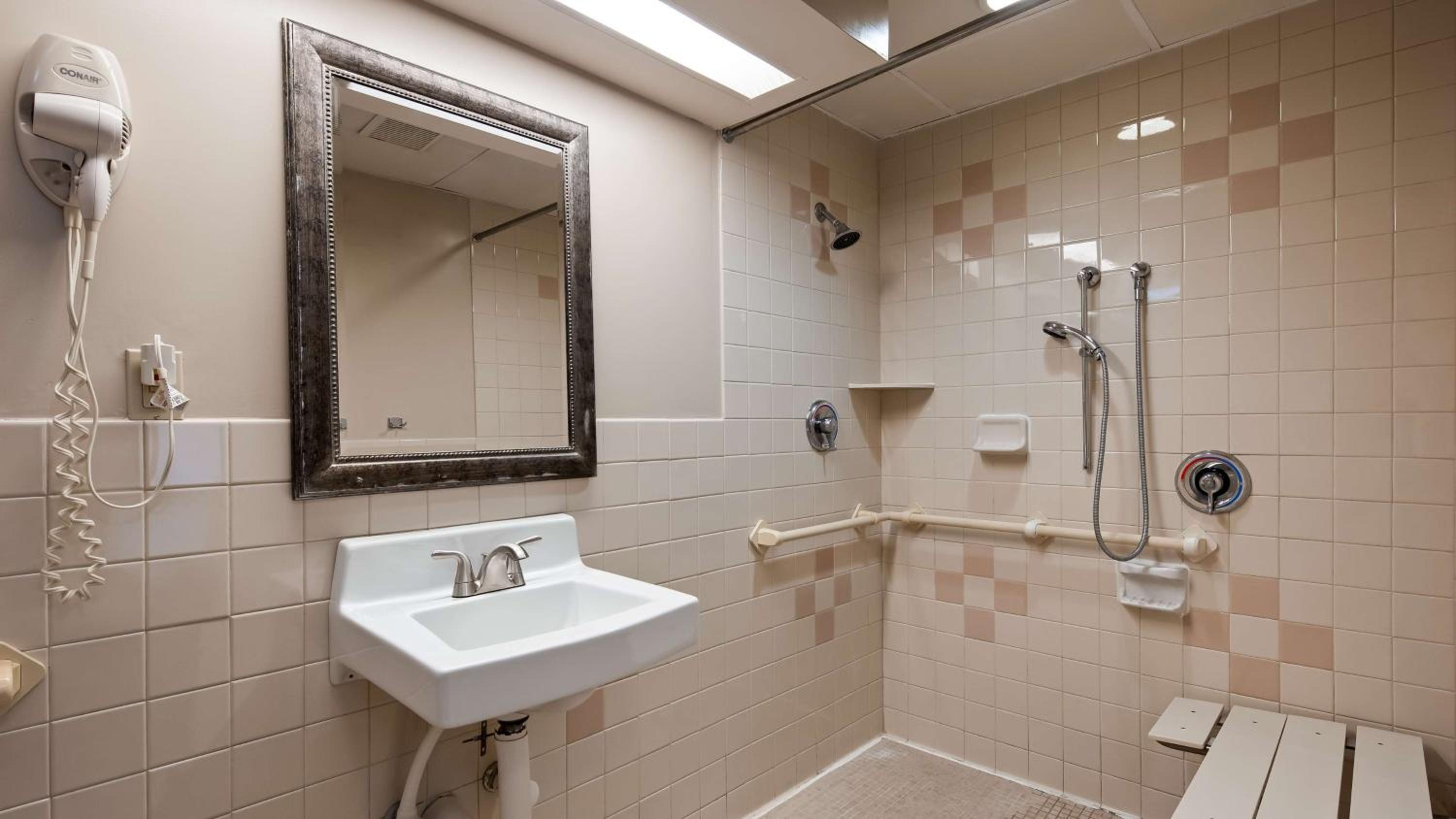 Queen Room with Two Queen Beds and Roll-In Shower - Disability Access - Photo 4
