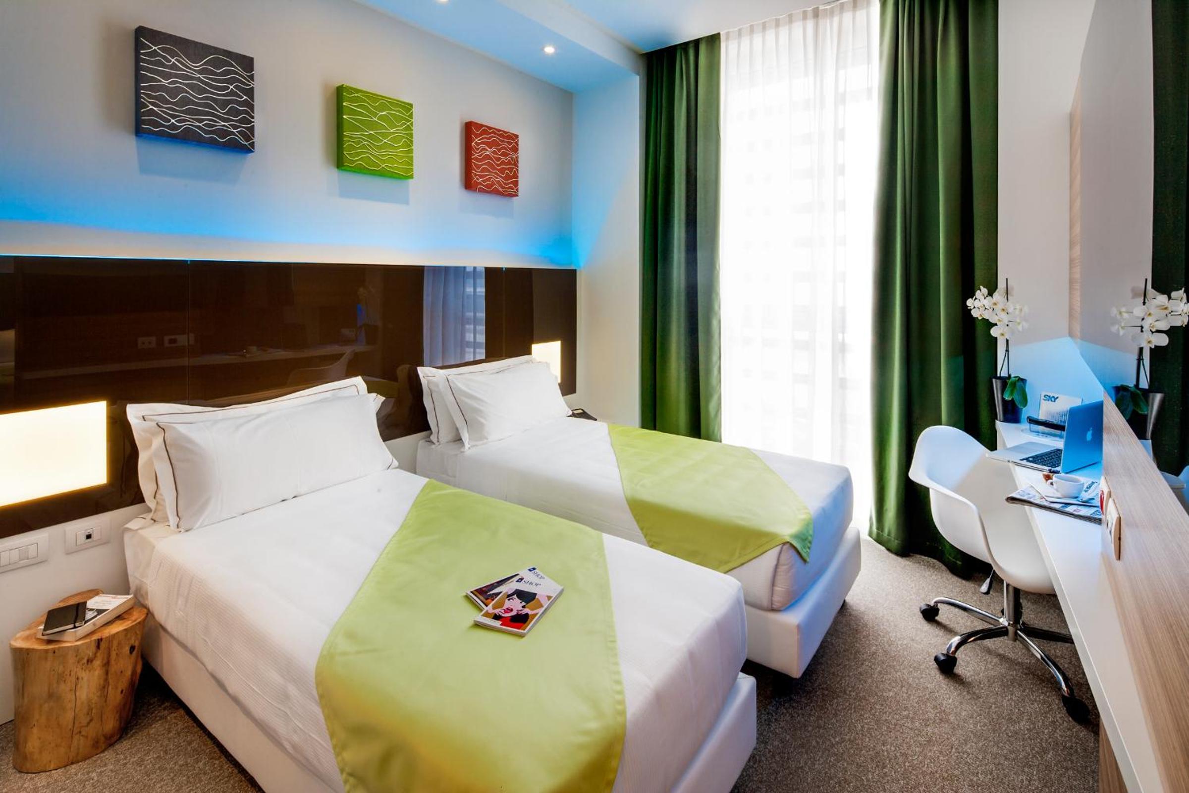Twin Room thumbnail 5