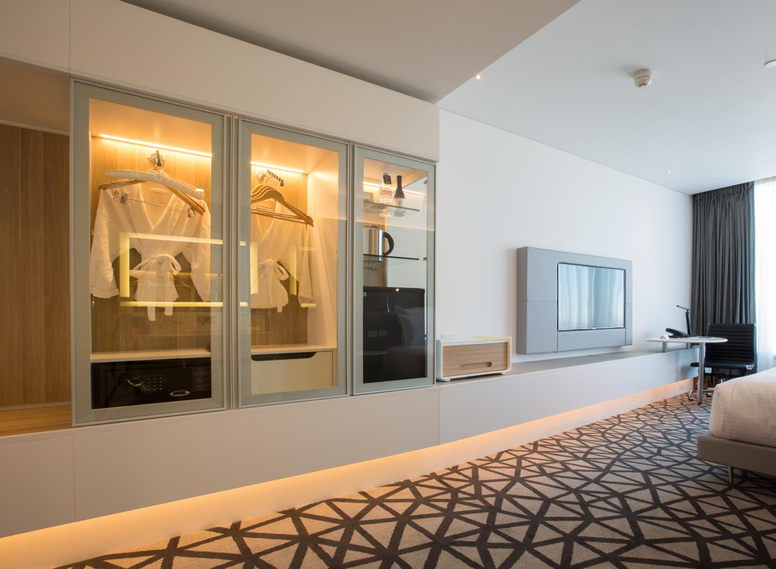 Superior King Room - Park, Sleep and Fly Package