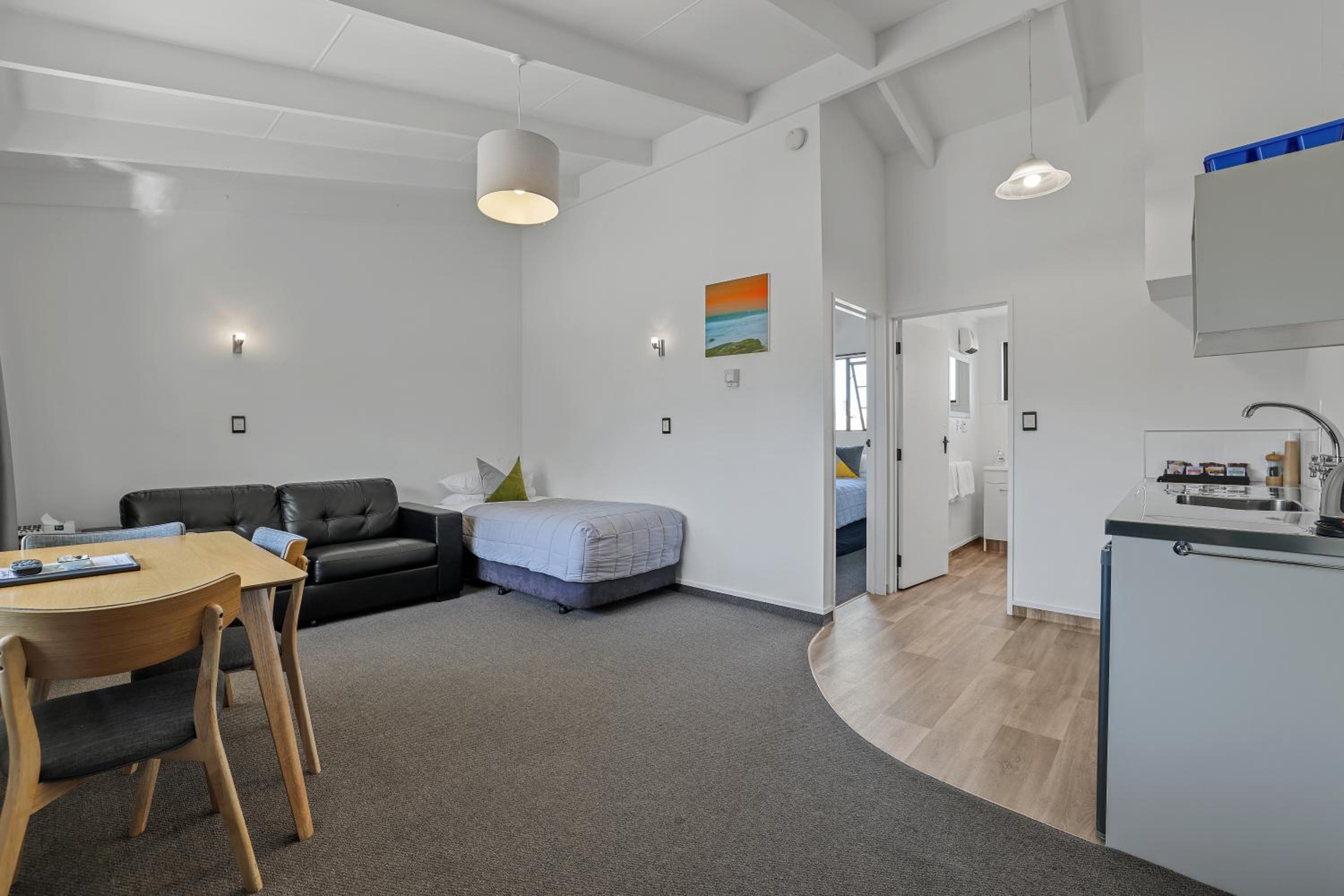 One-Bedroom Apartment - Photo 8