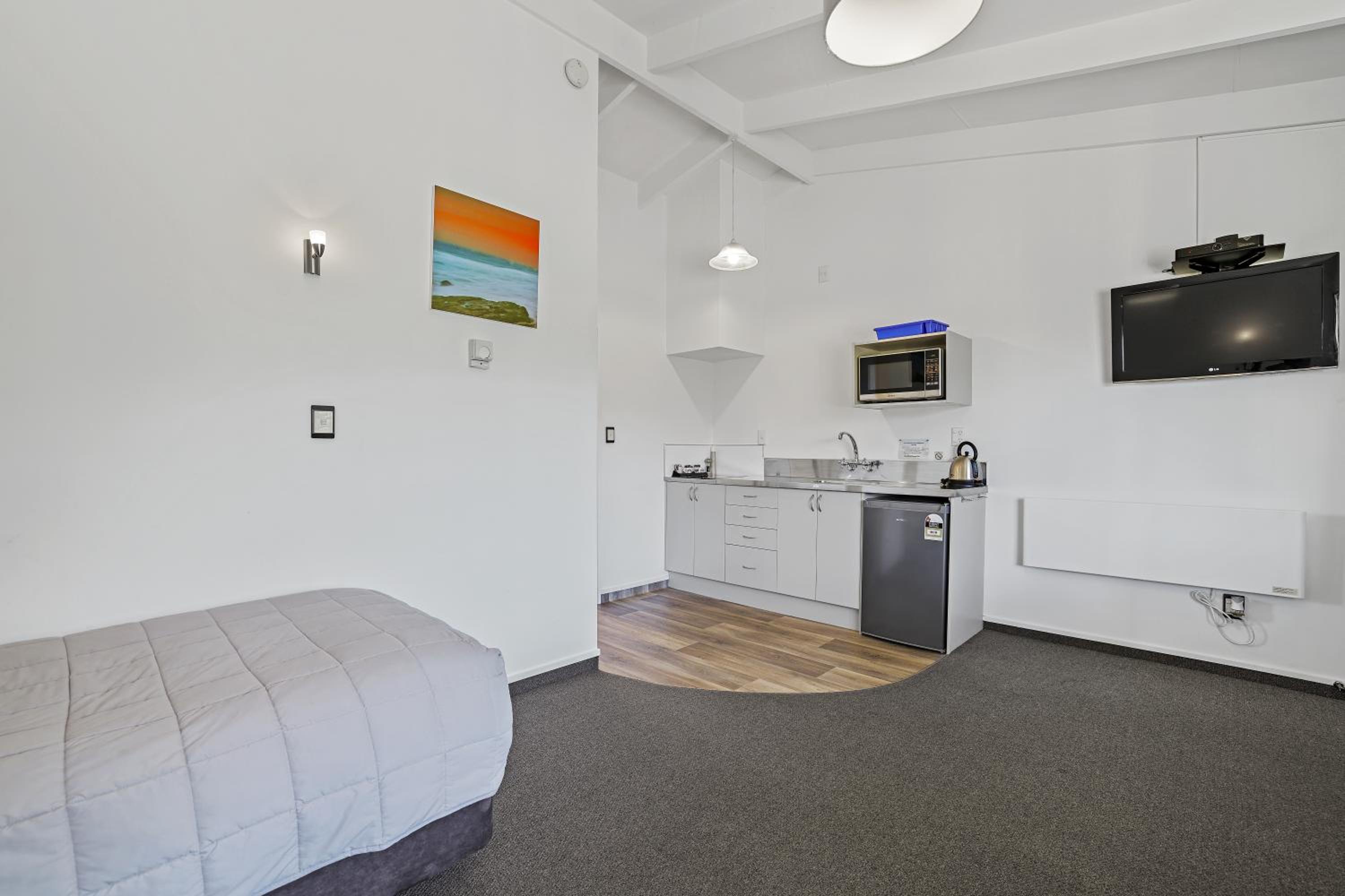 One-Bedroom Apartment - Photo 18