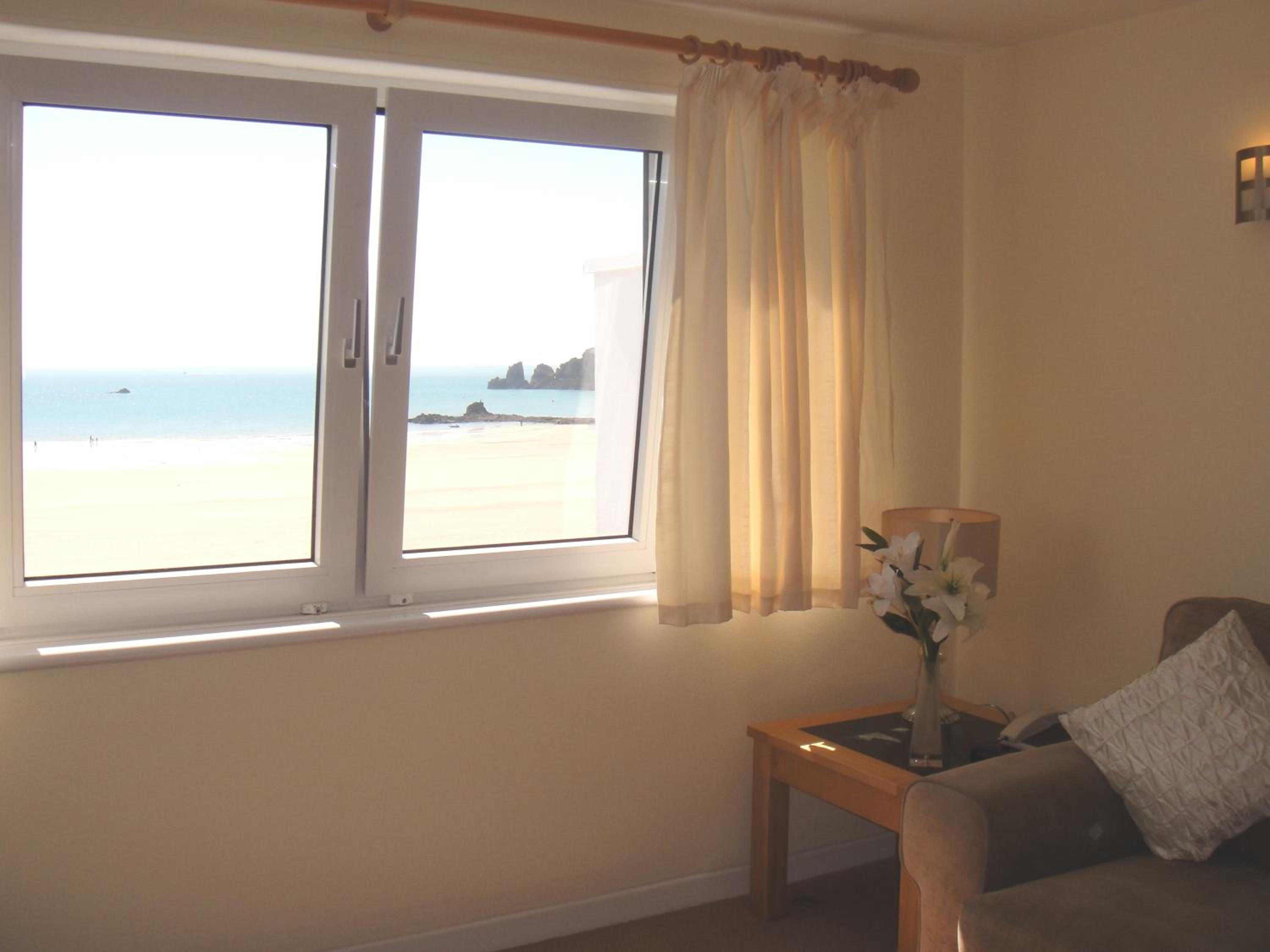 One-Bedroom Apartment with Sea View - Photo 2