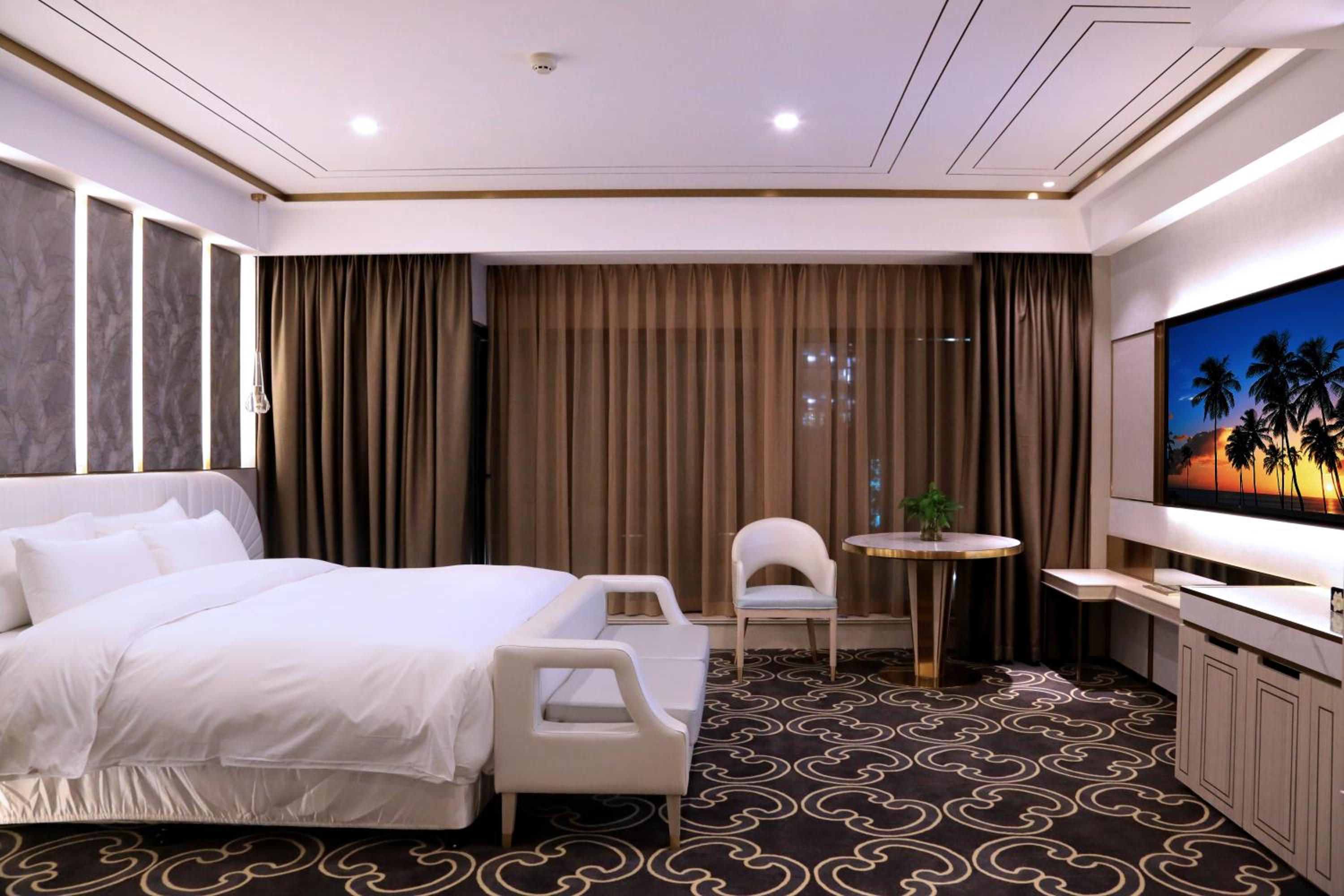 Deluxe Queen Room - Photo 3