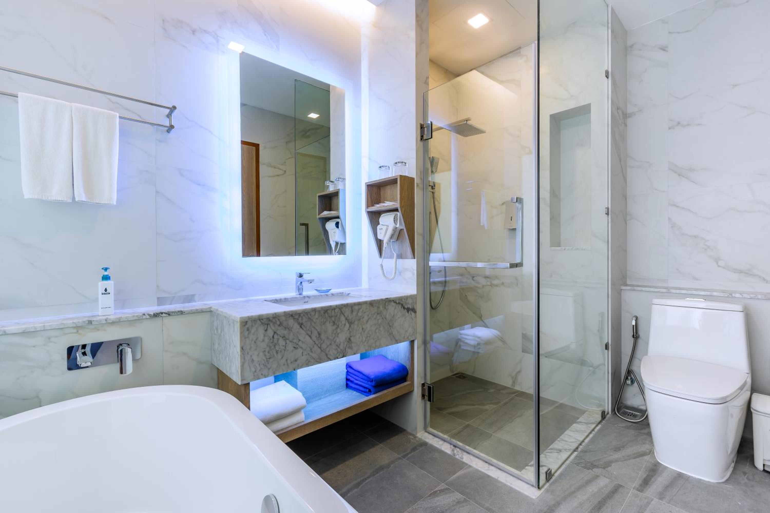 Premier King Room with Pool View - Photo 2