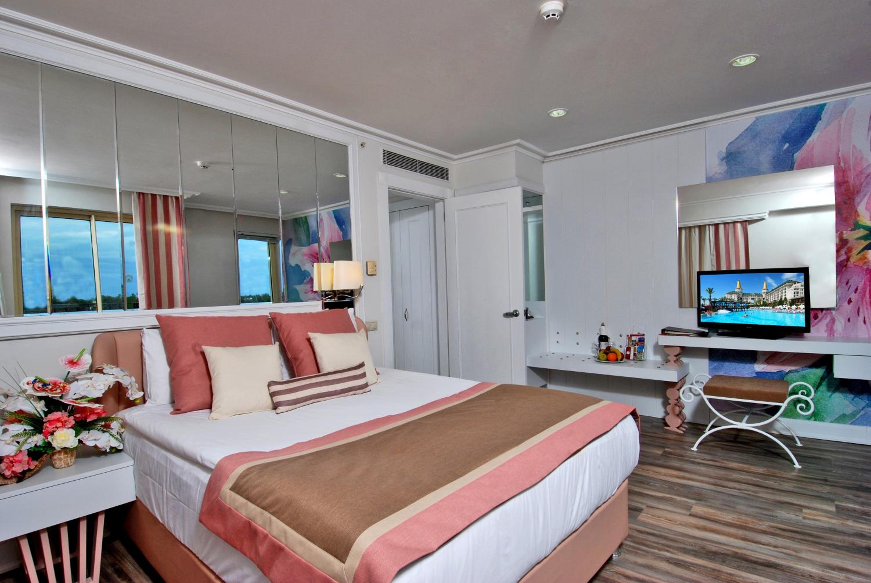 Standard Double or Twin Room with Side Sea View photo 2