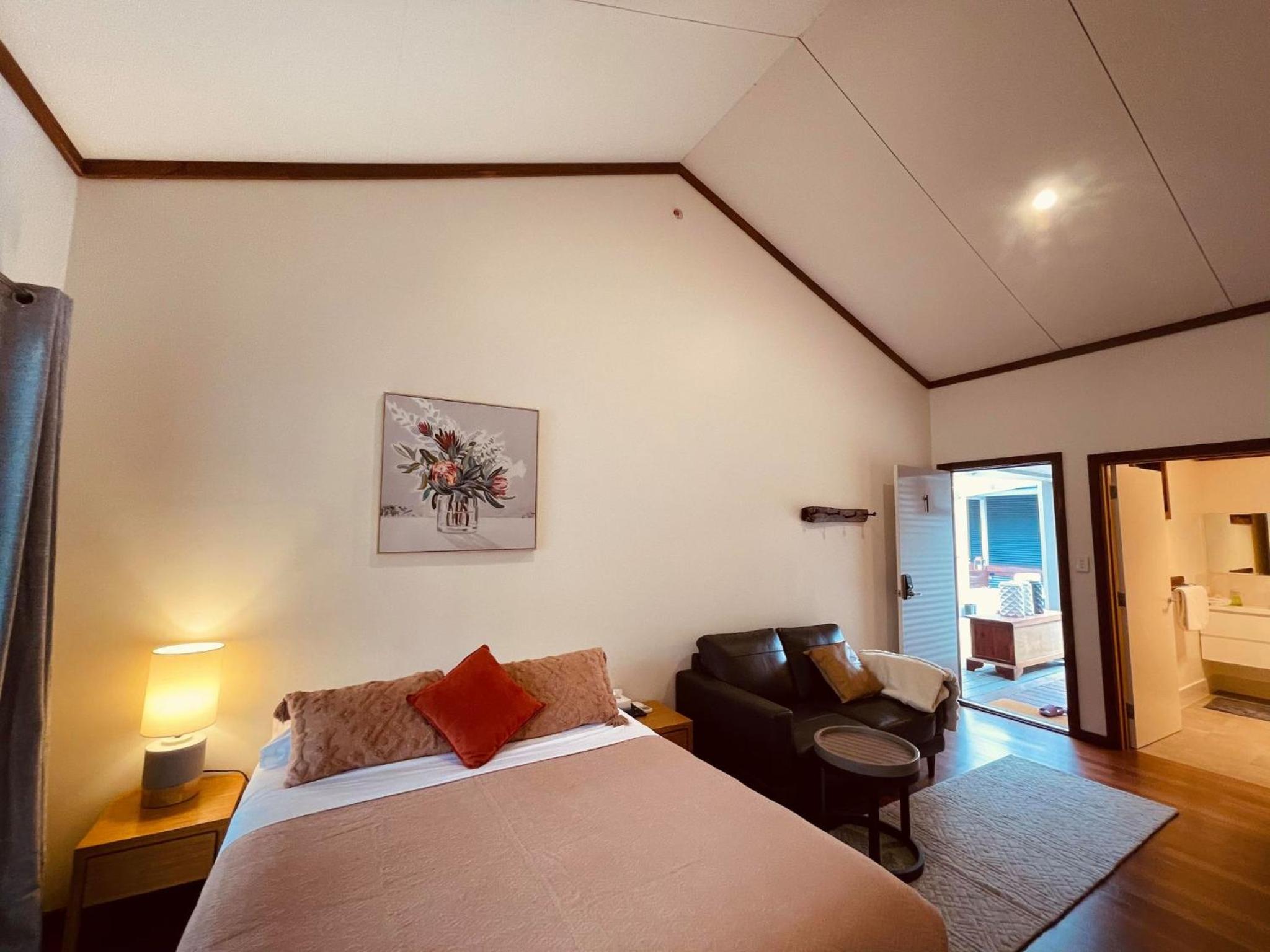 Queen Honeymoon Room