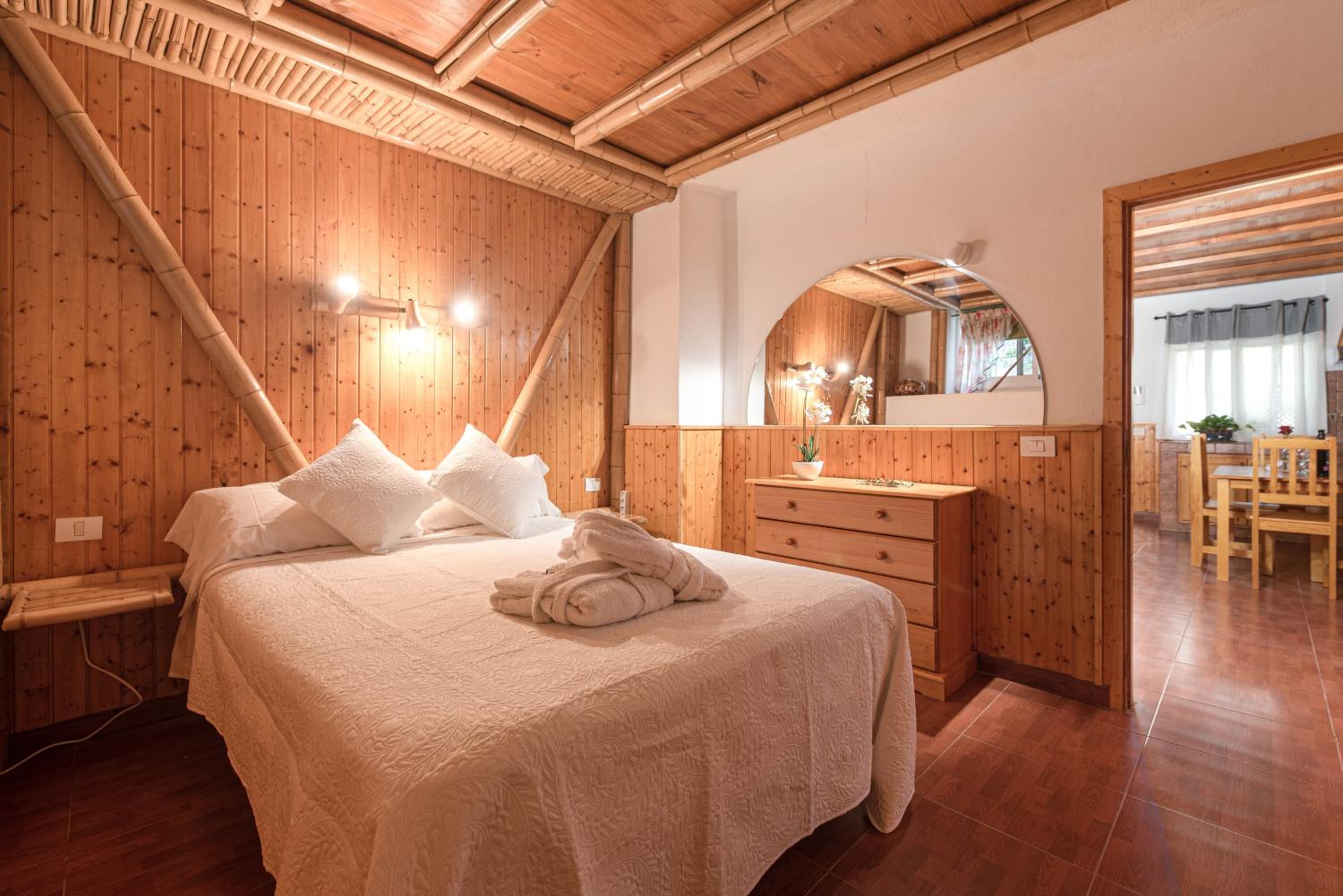Double Room with Private Bathroom thumbnail 5