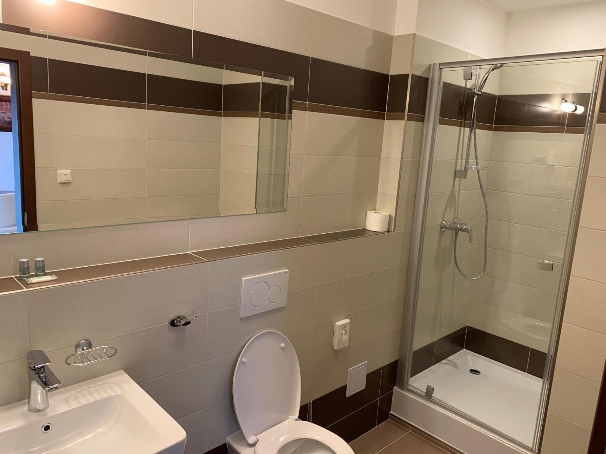 Large Double Room - Photo 9