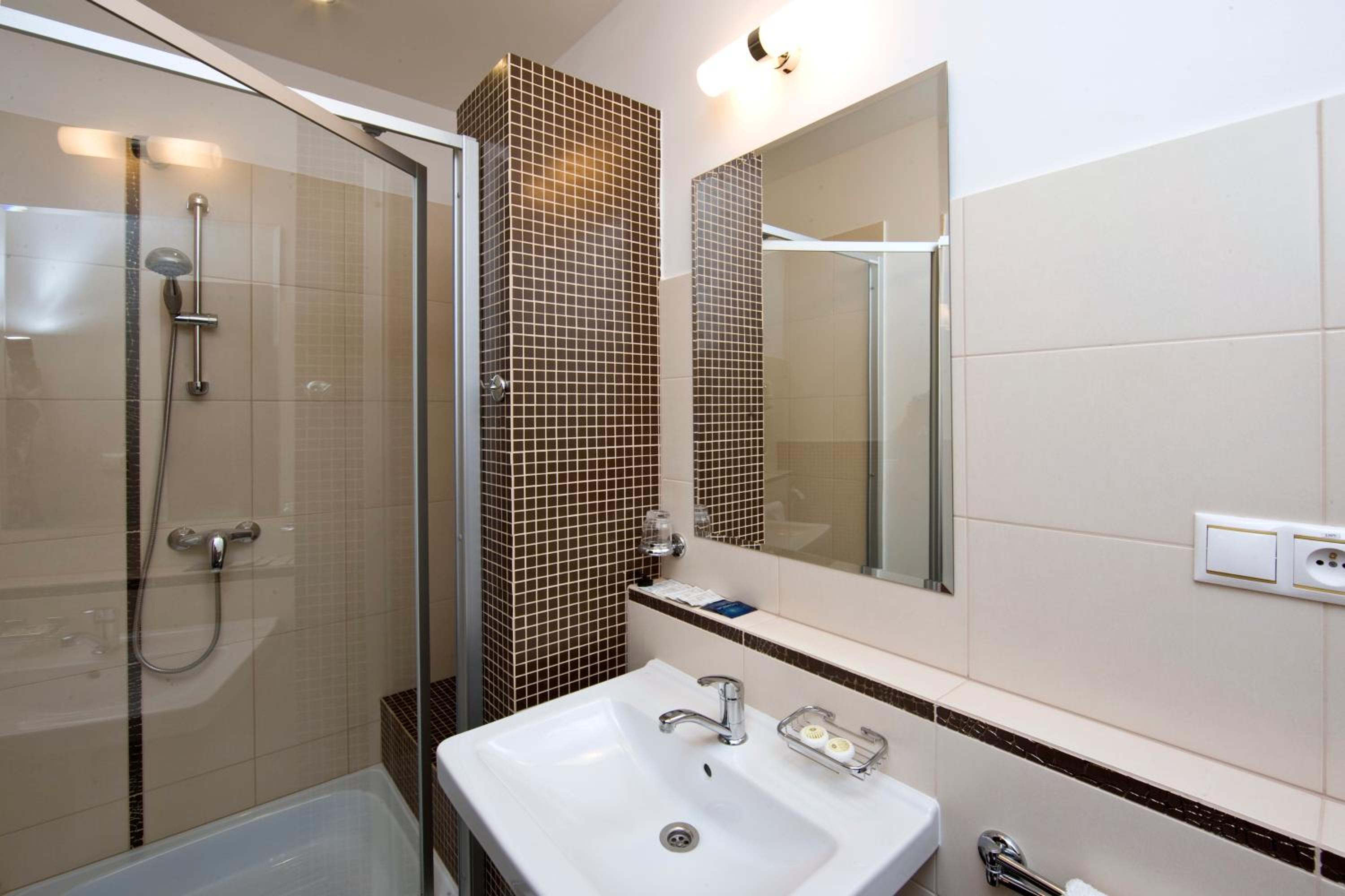 Economy Double Room - Photo 10