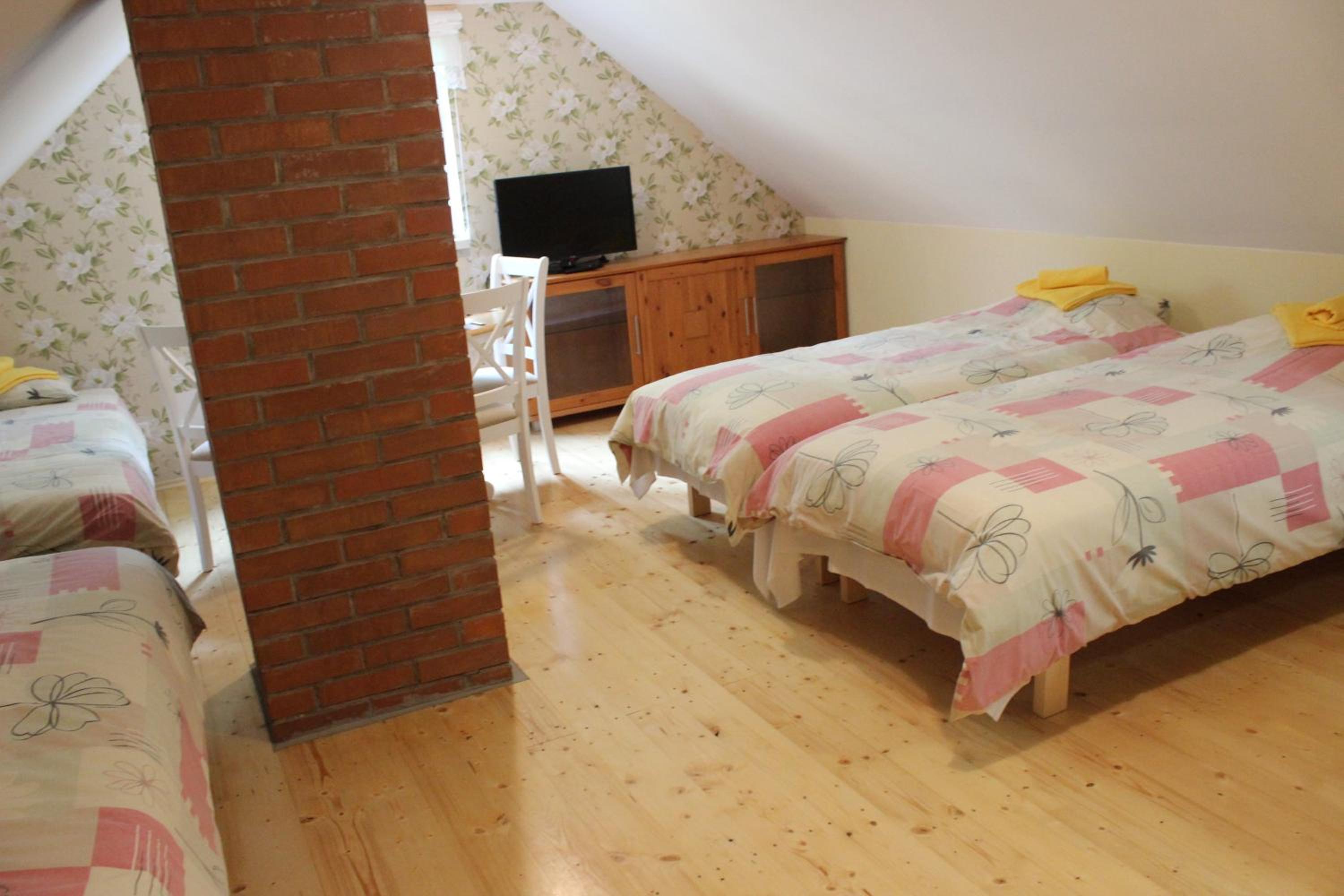 One-Bedroom Apartment - Annex - Photo 9