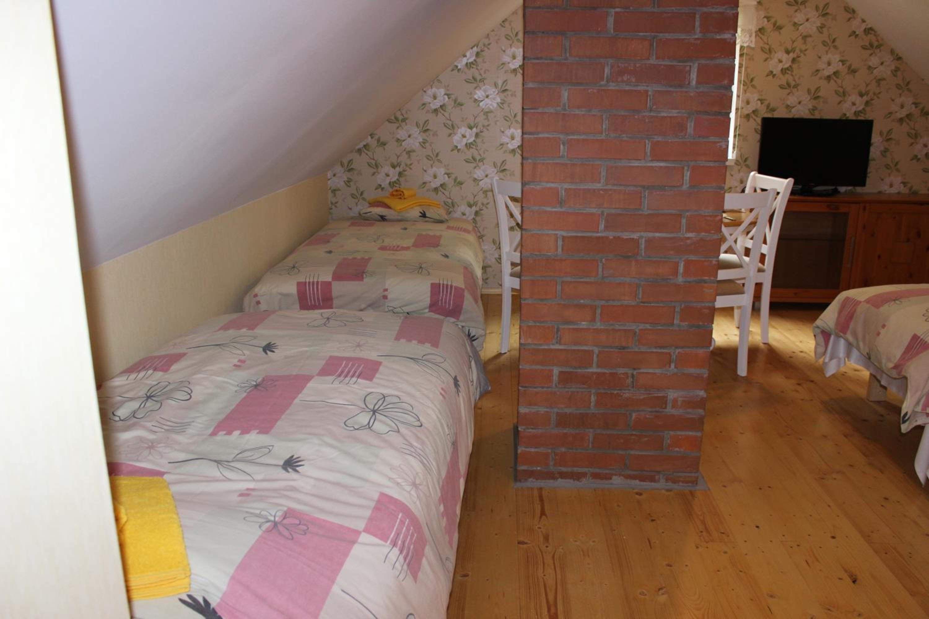 One-Bedroom Apartment - Annex - Photo 5