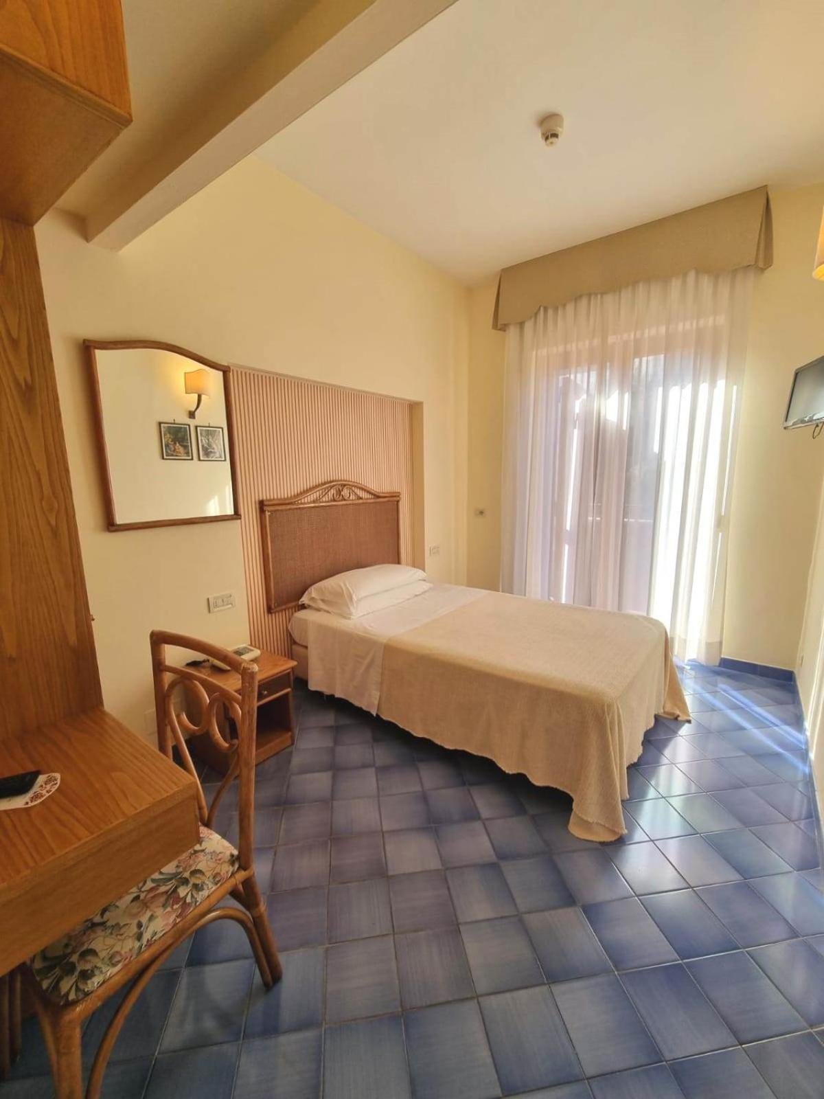 Single Room photo 2