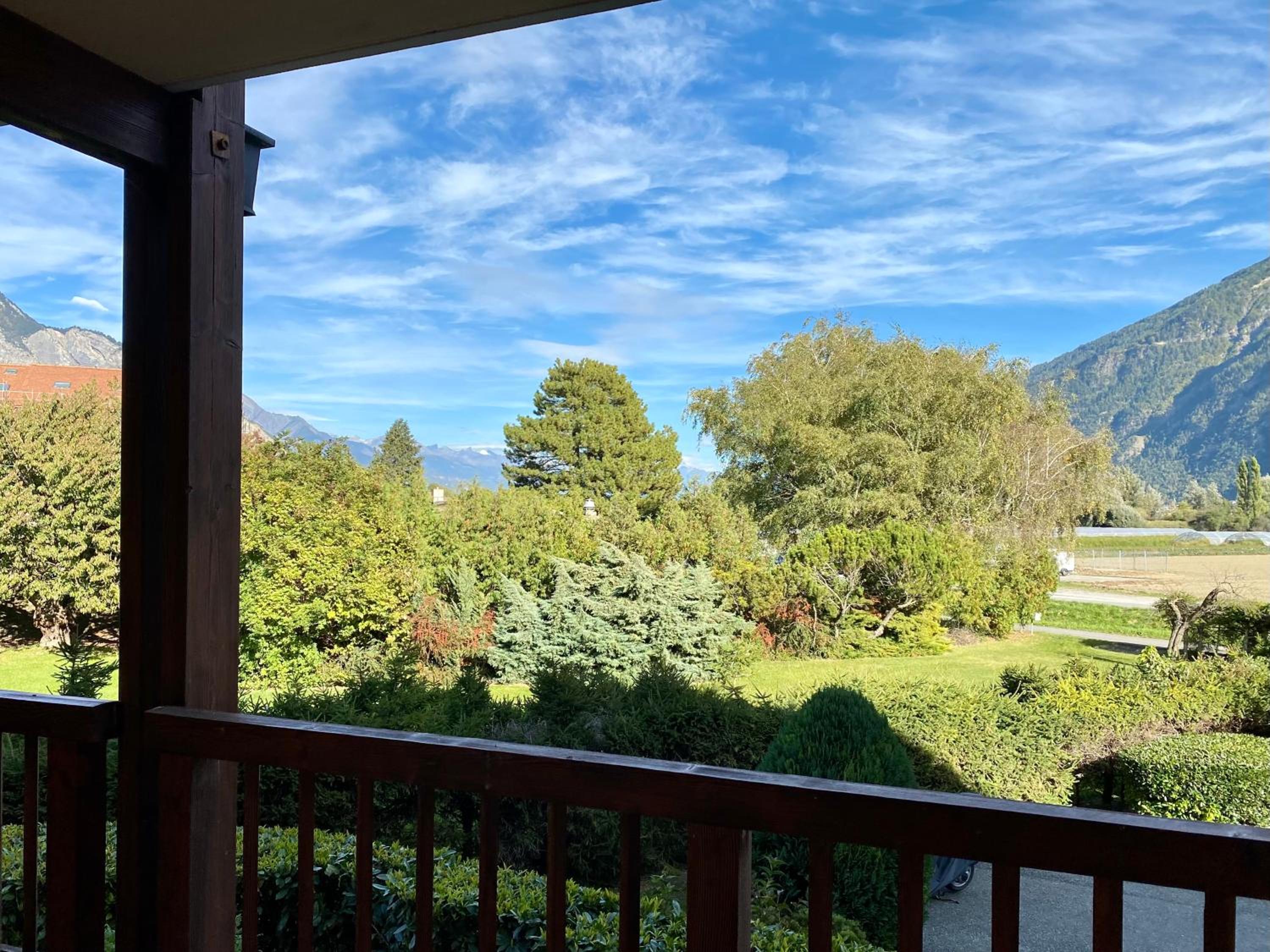 One-Bedroom Apartment With Large Balcony photo 3