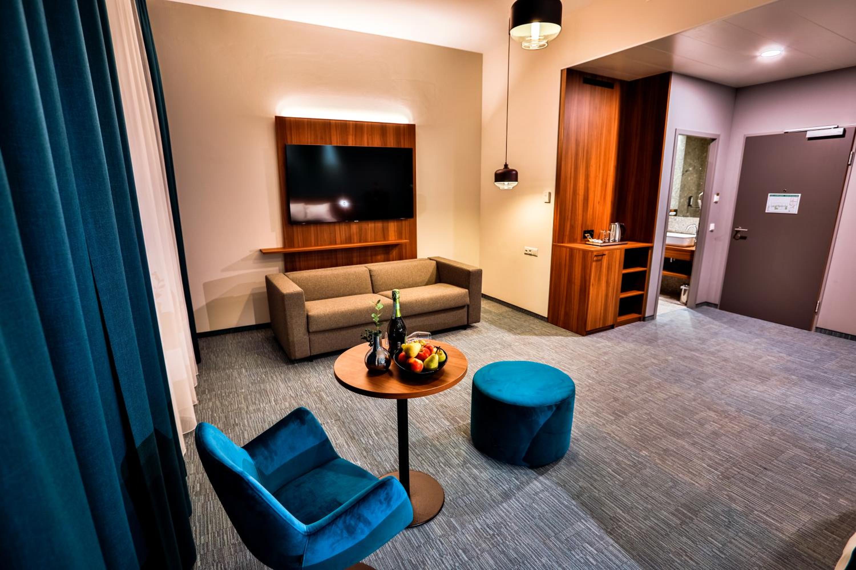 Deluxe Junior Suite - Photo 14