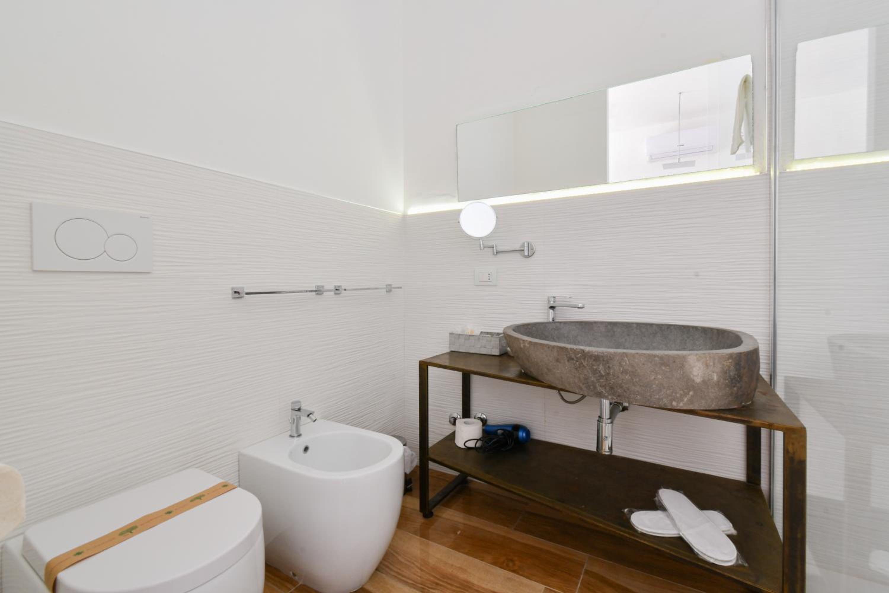 Suite - Photo 13