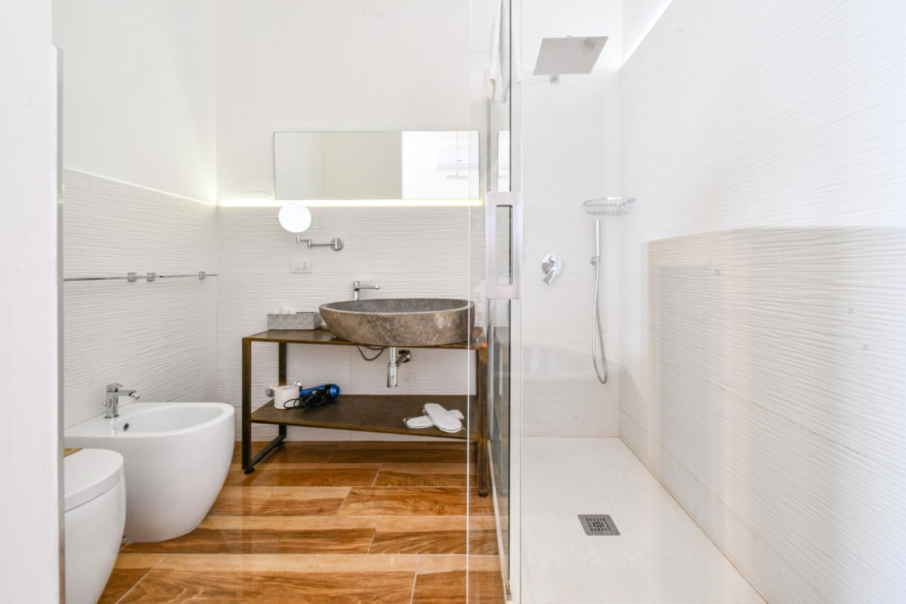 Suite - Photo 14
