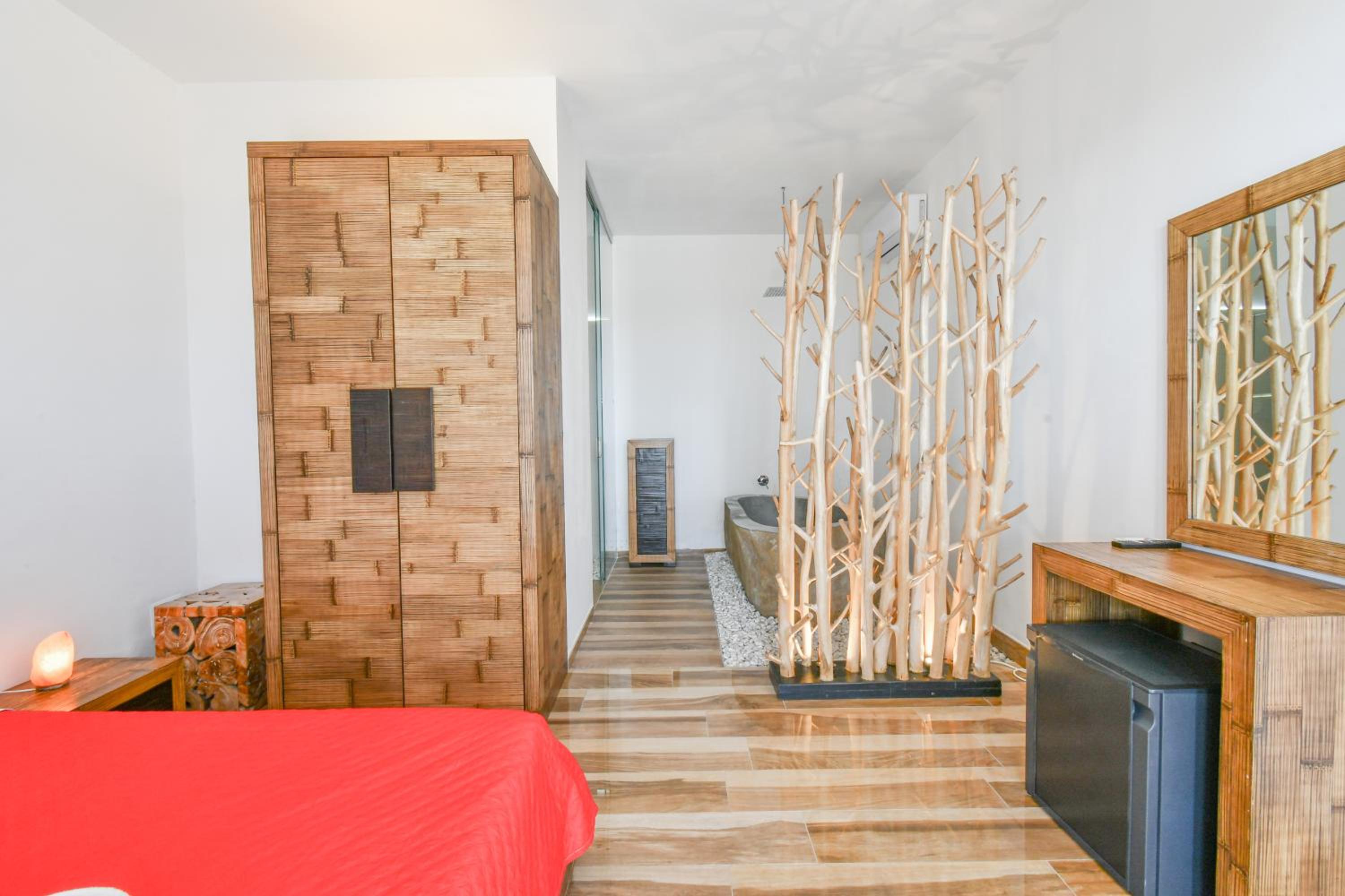 Suite - Photo 16