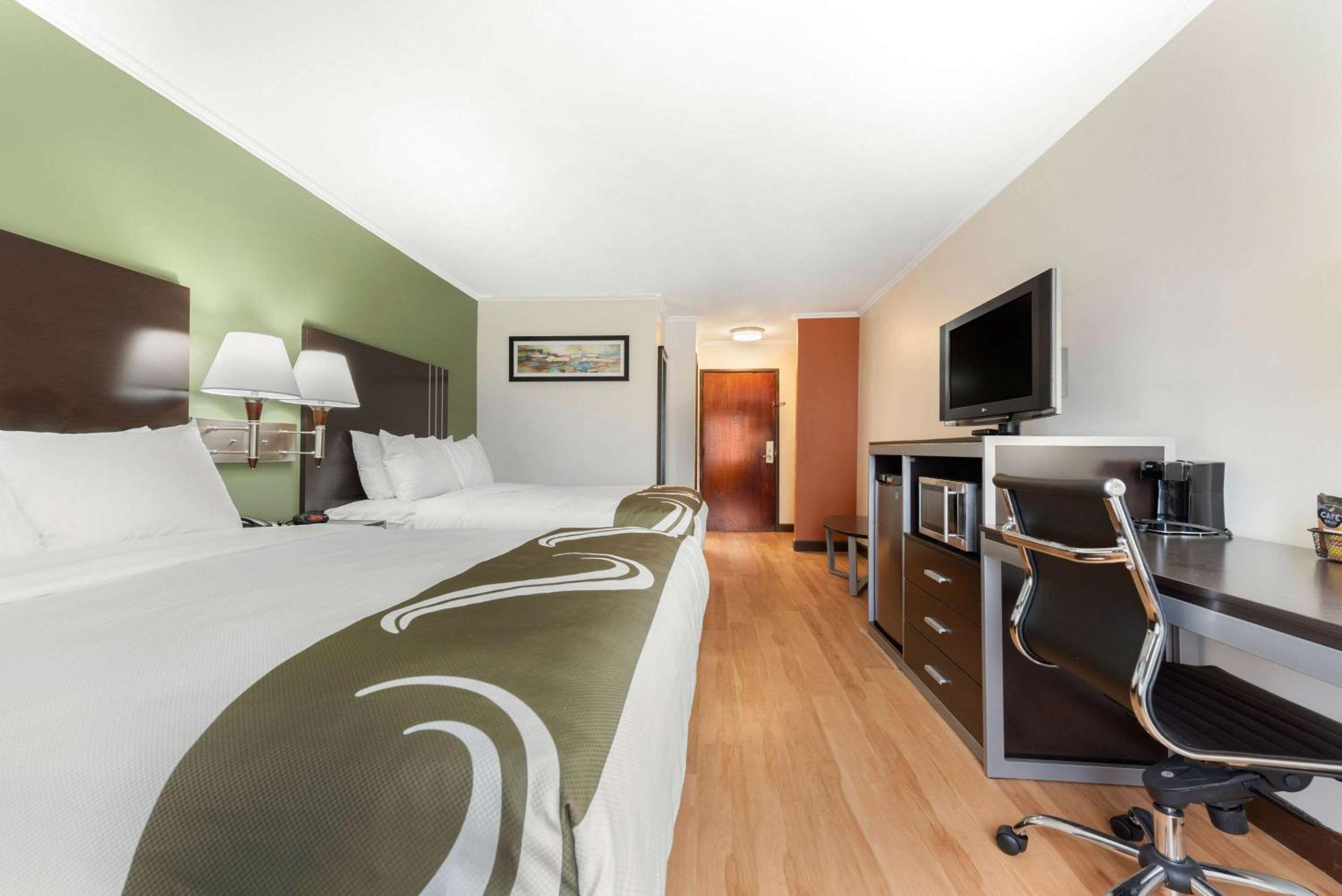 Queen Room with Two Queen Beds - Non-Smoking - Photo 4