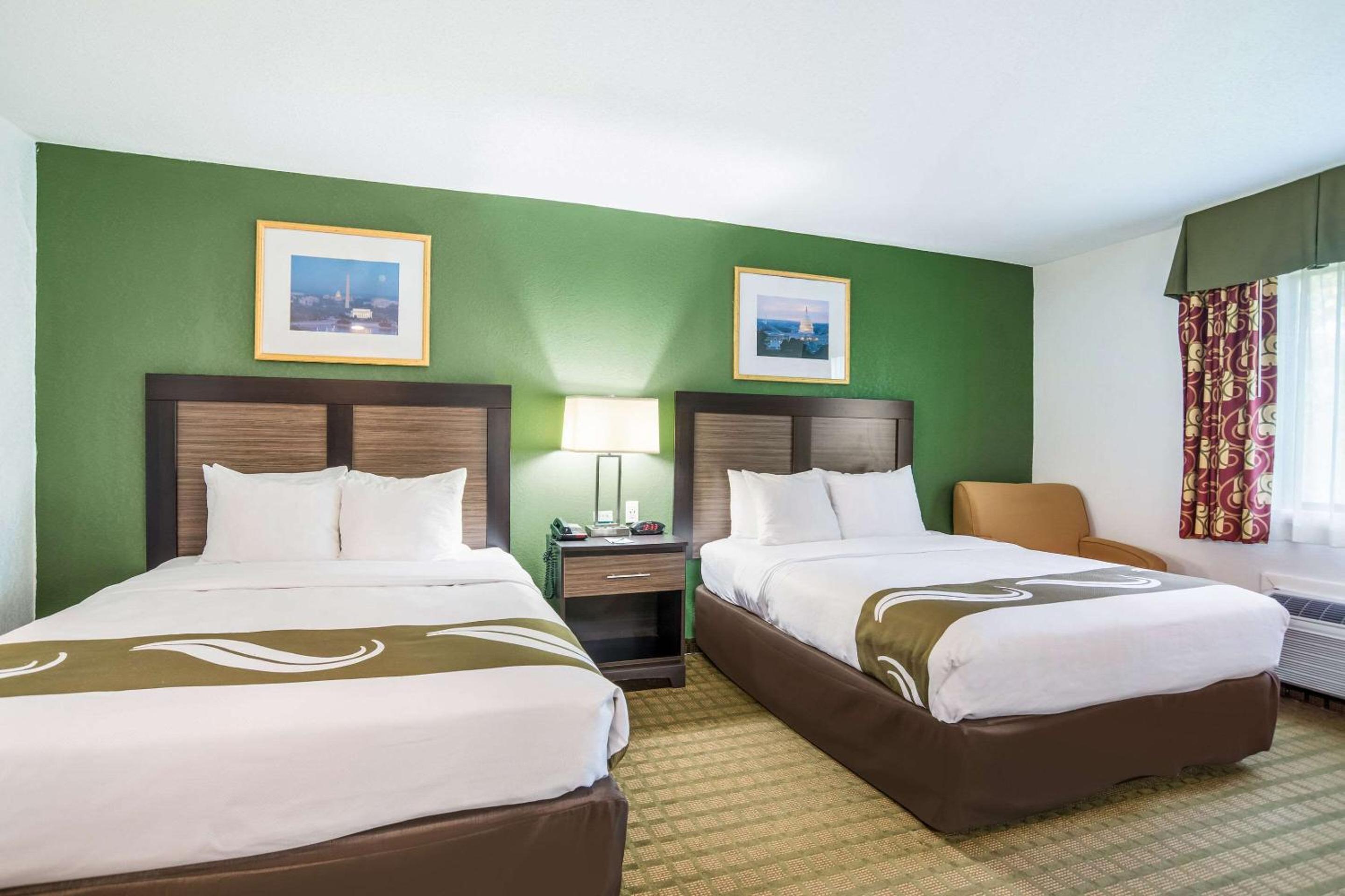 Queen Room with Two Queen Beds - Non-Smoking - Photo 4
