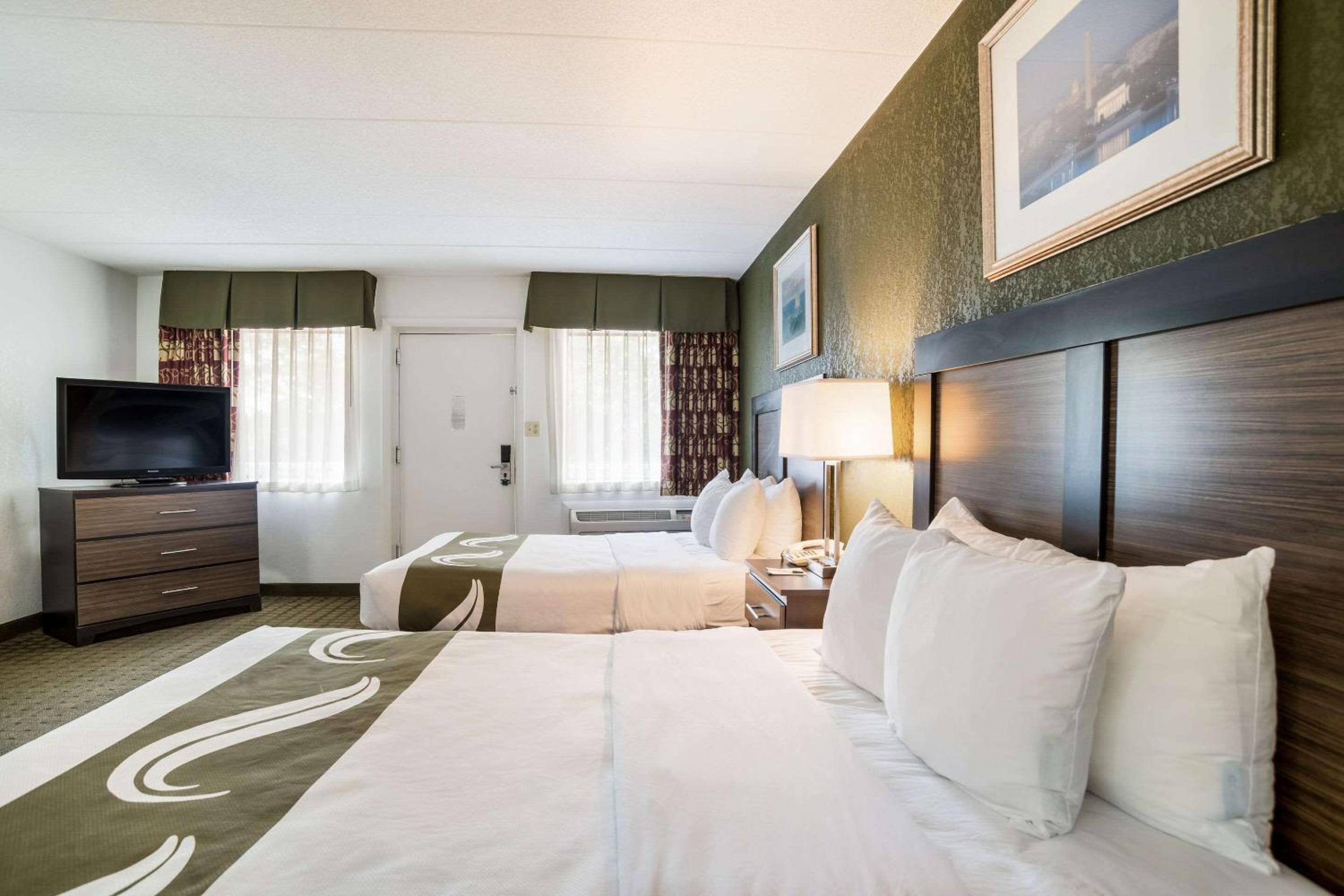 Queen Room with Two Queen Beds - Non-Smoking - Photo 3