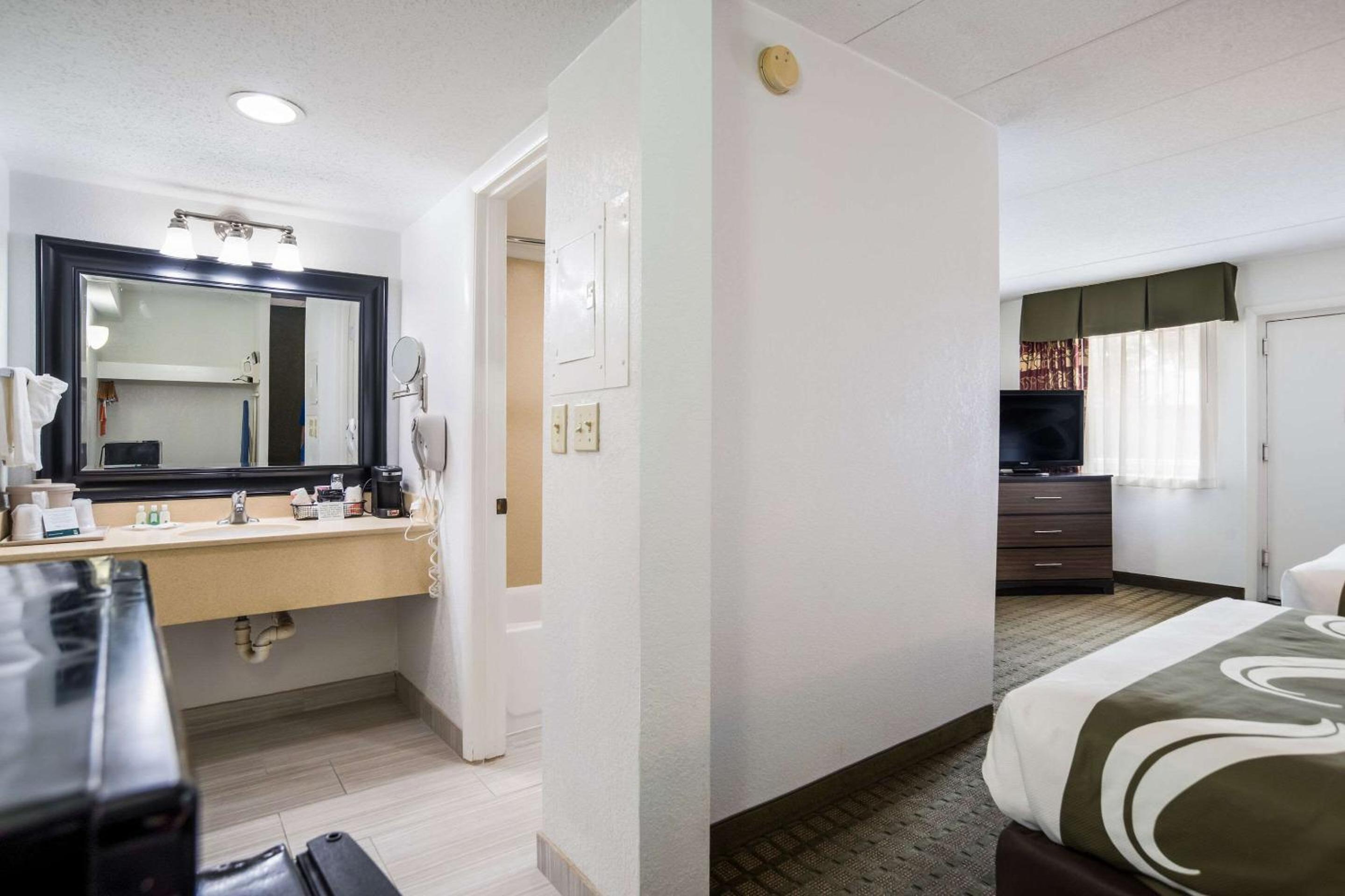 Queen Room with Two Queen Beds - Non-Smoking - Photo 7