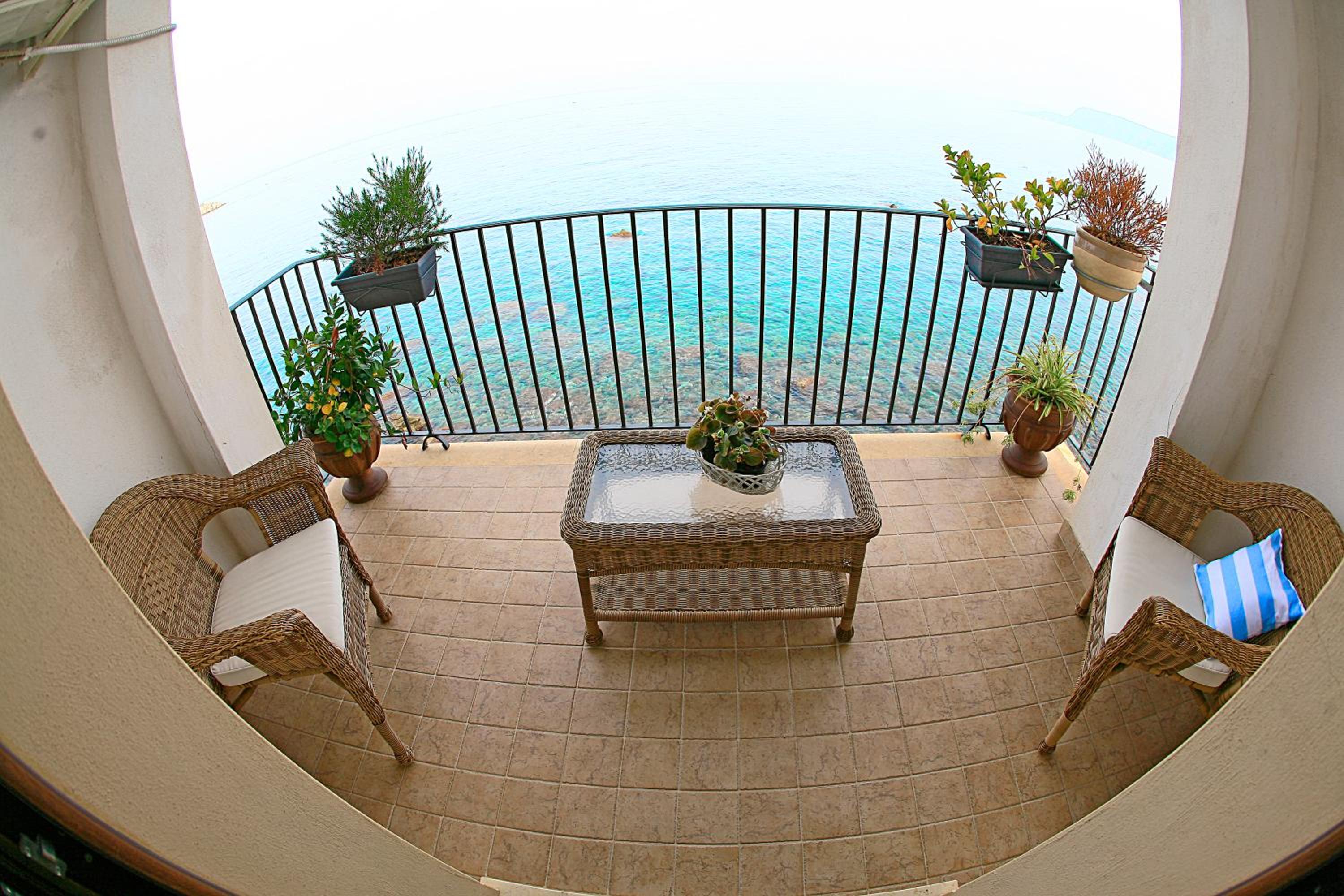 Deluxe Double Room with Balcony and Sea View photo 2