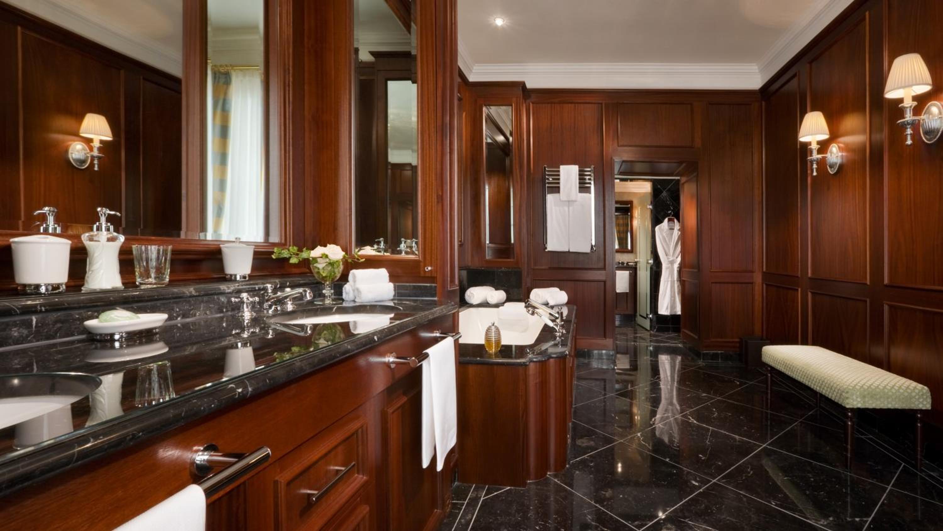 Manor State Room photo 3