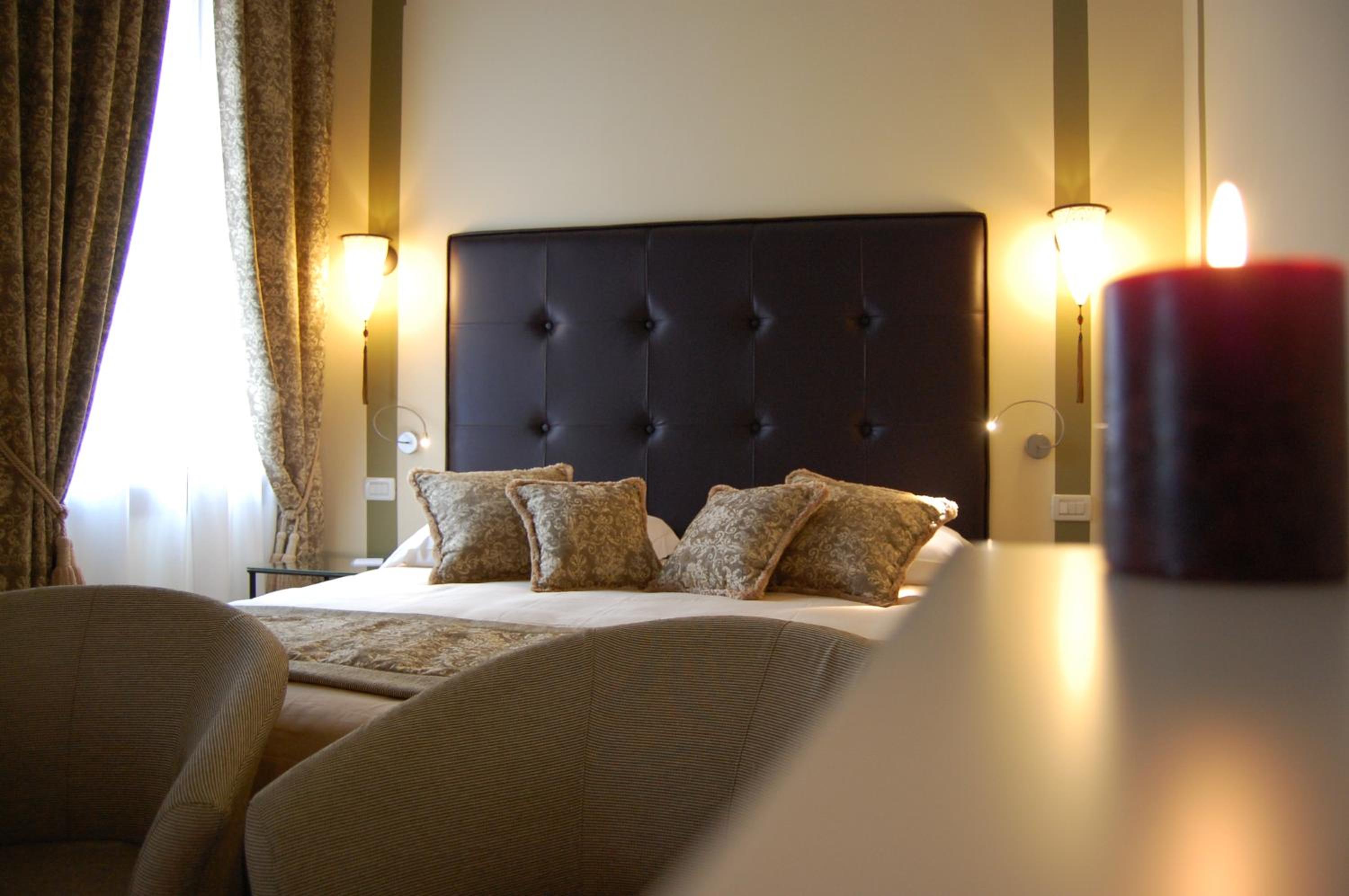 Classic Double Room thumbnail 6