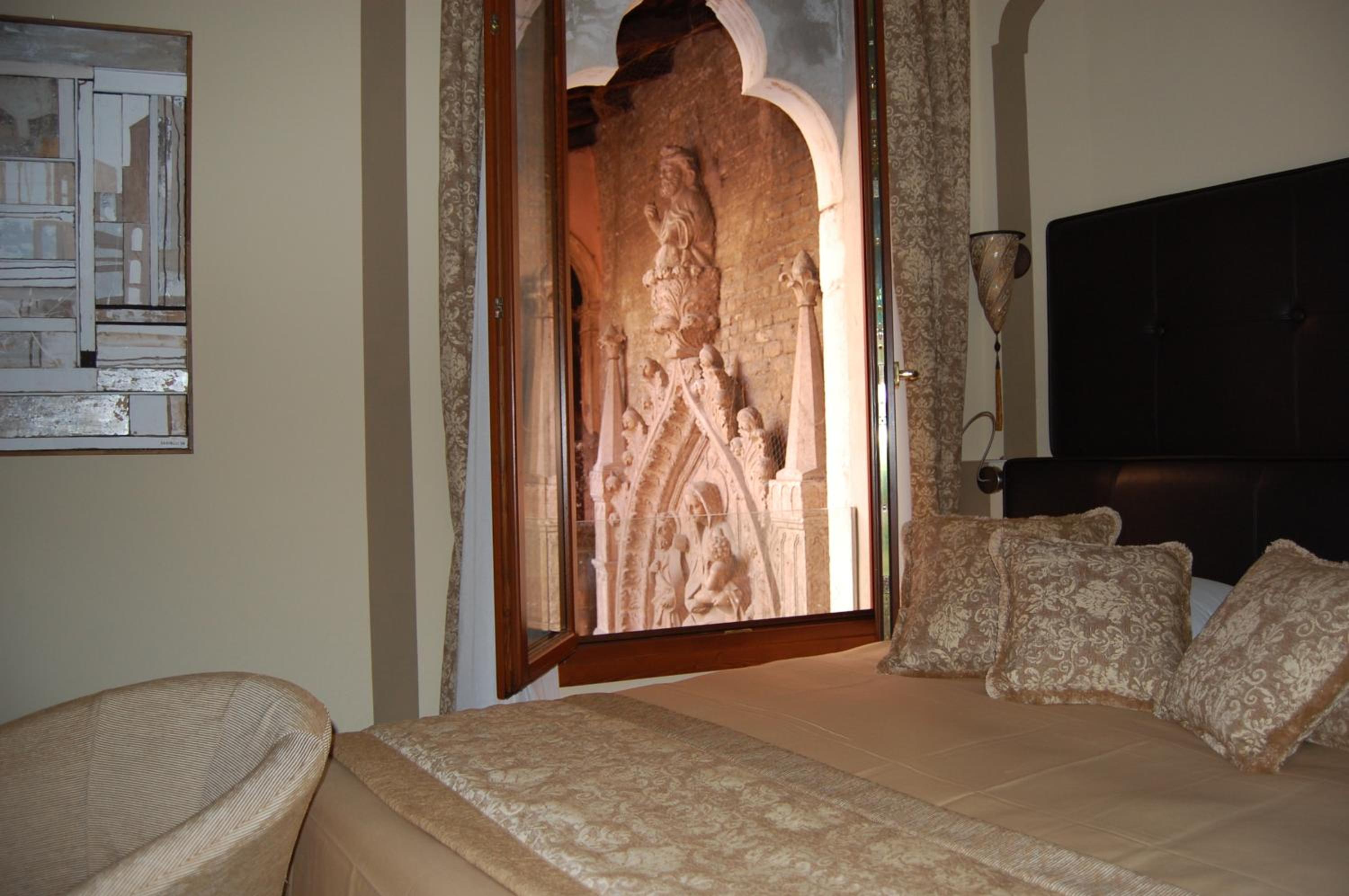 Classic Double Room thumbnail 5