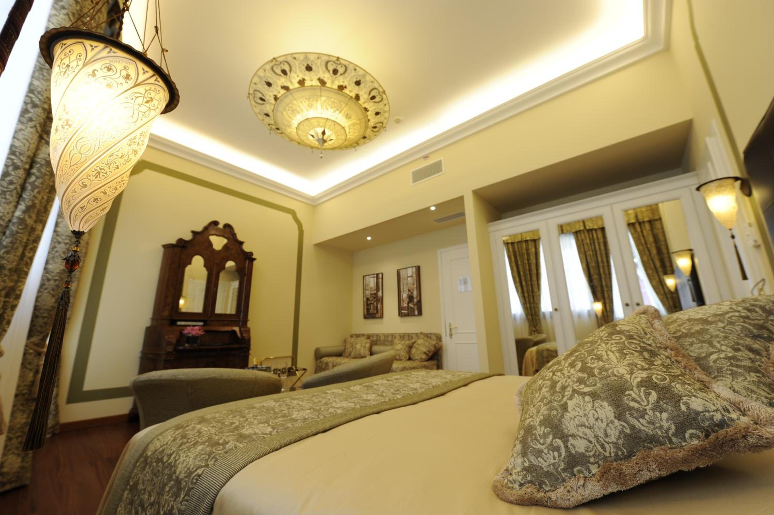 Deluxe Double Room thumbnail 6