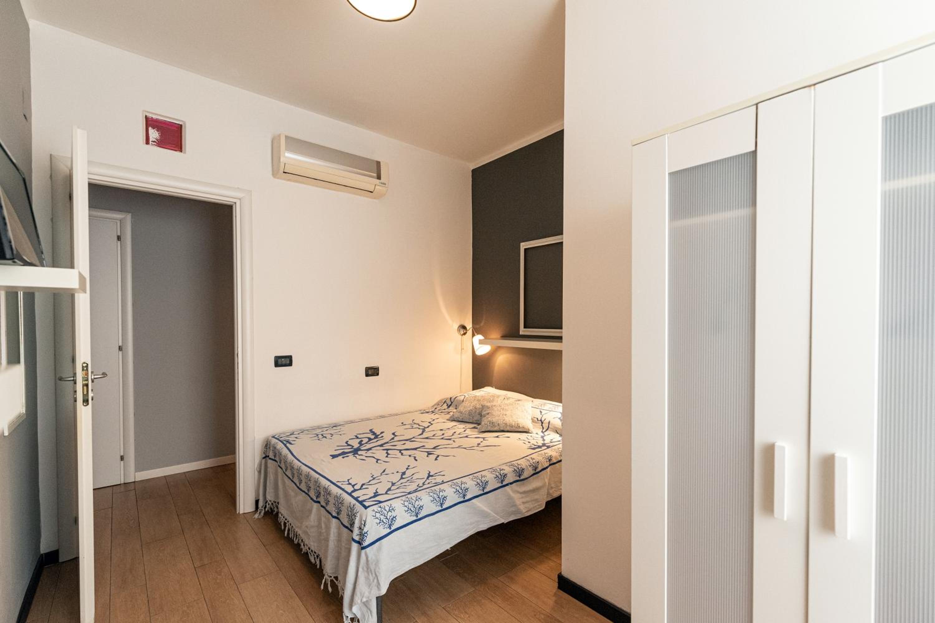 Double or Twin Room with Private External Bathroom - Photo 2