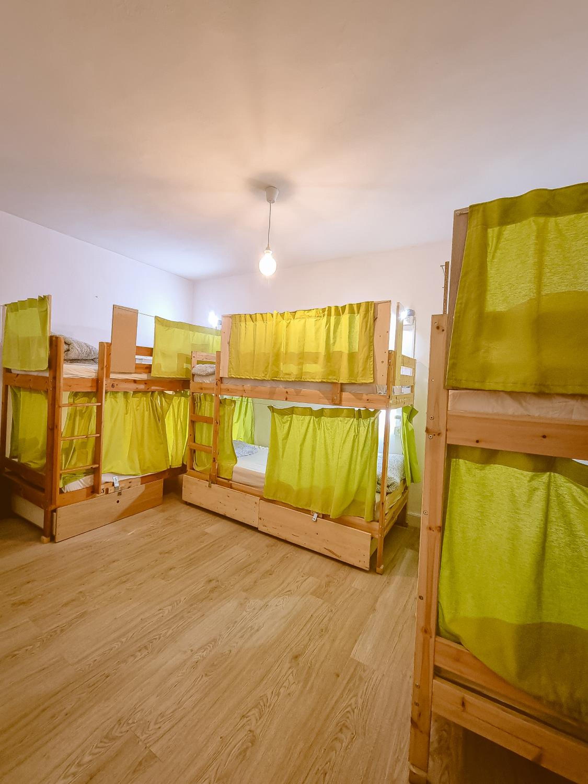Litera en Dormitorio Compartido Mixto de 6 camas