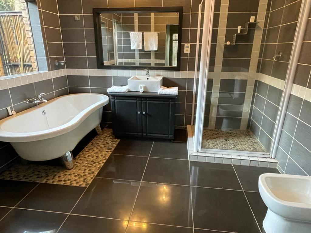 Executive Suite - Photo 13