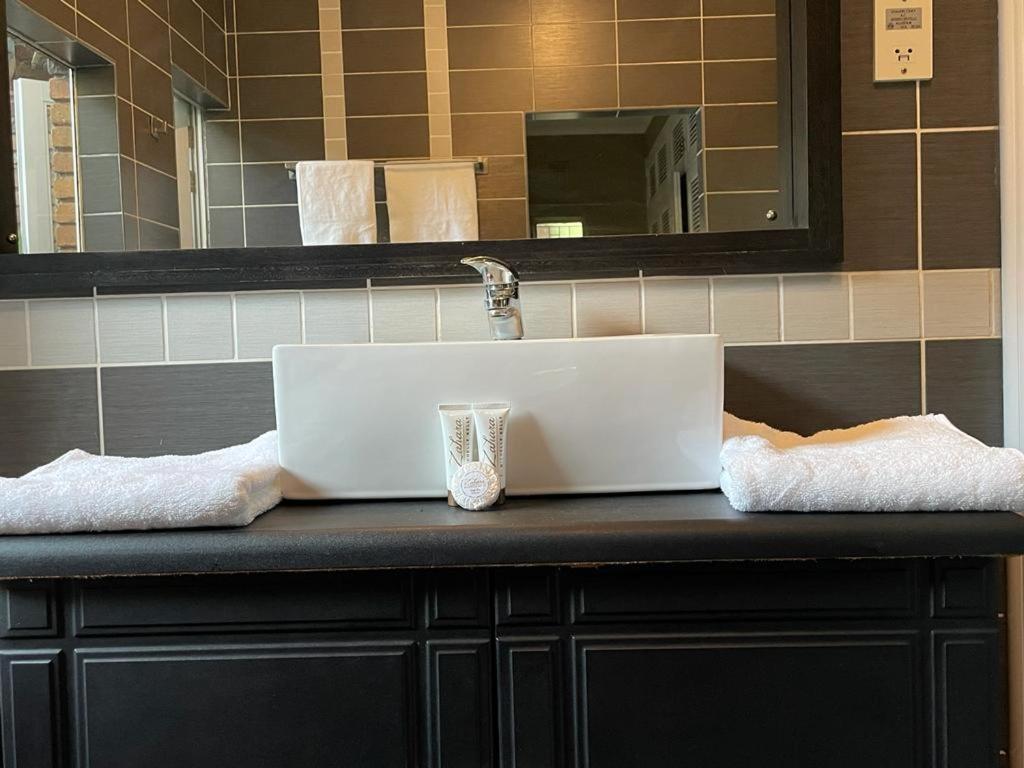 Executive Suite - Photo 2