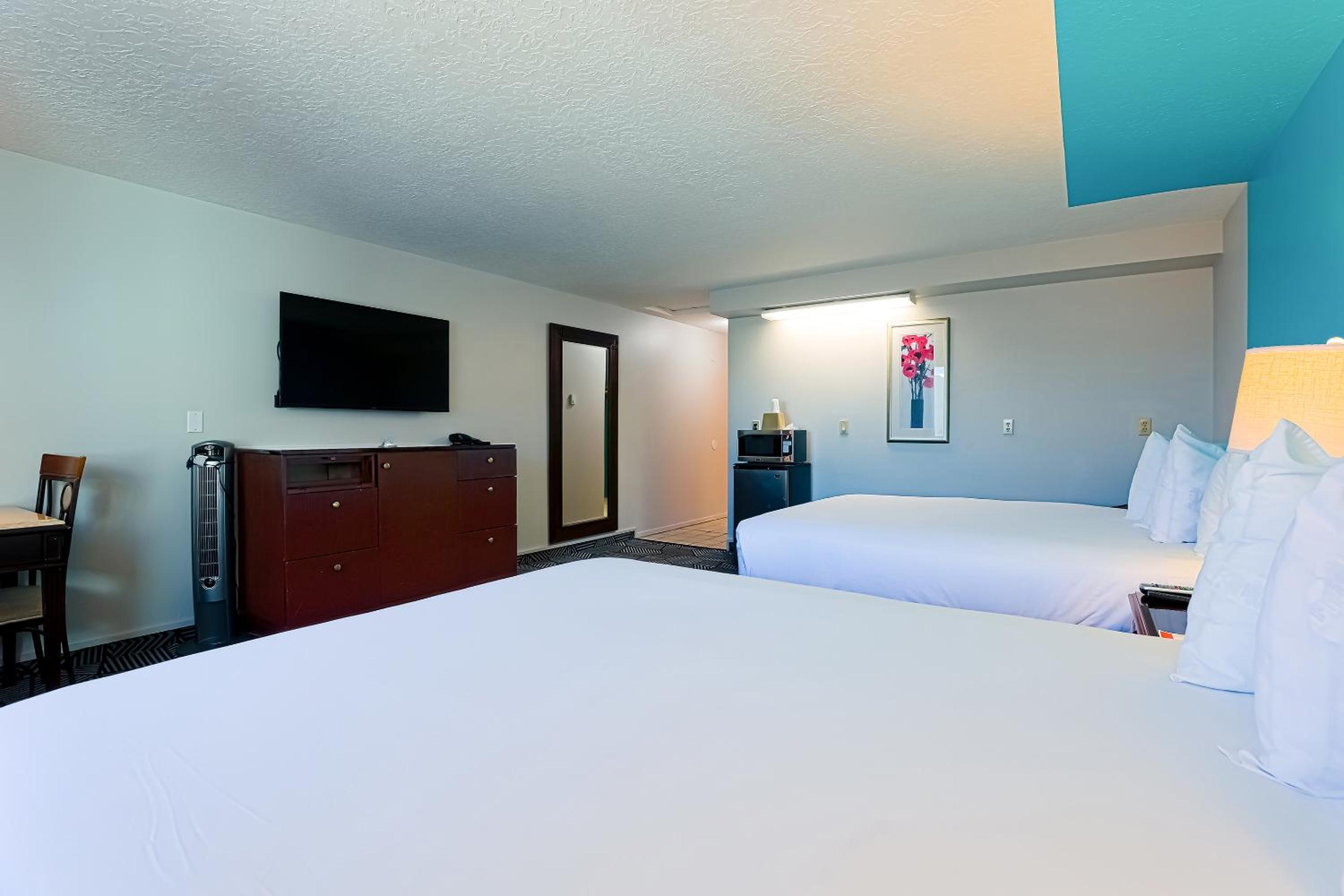 Queen Room with Two Queen Beds photo 2