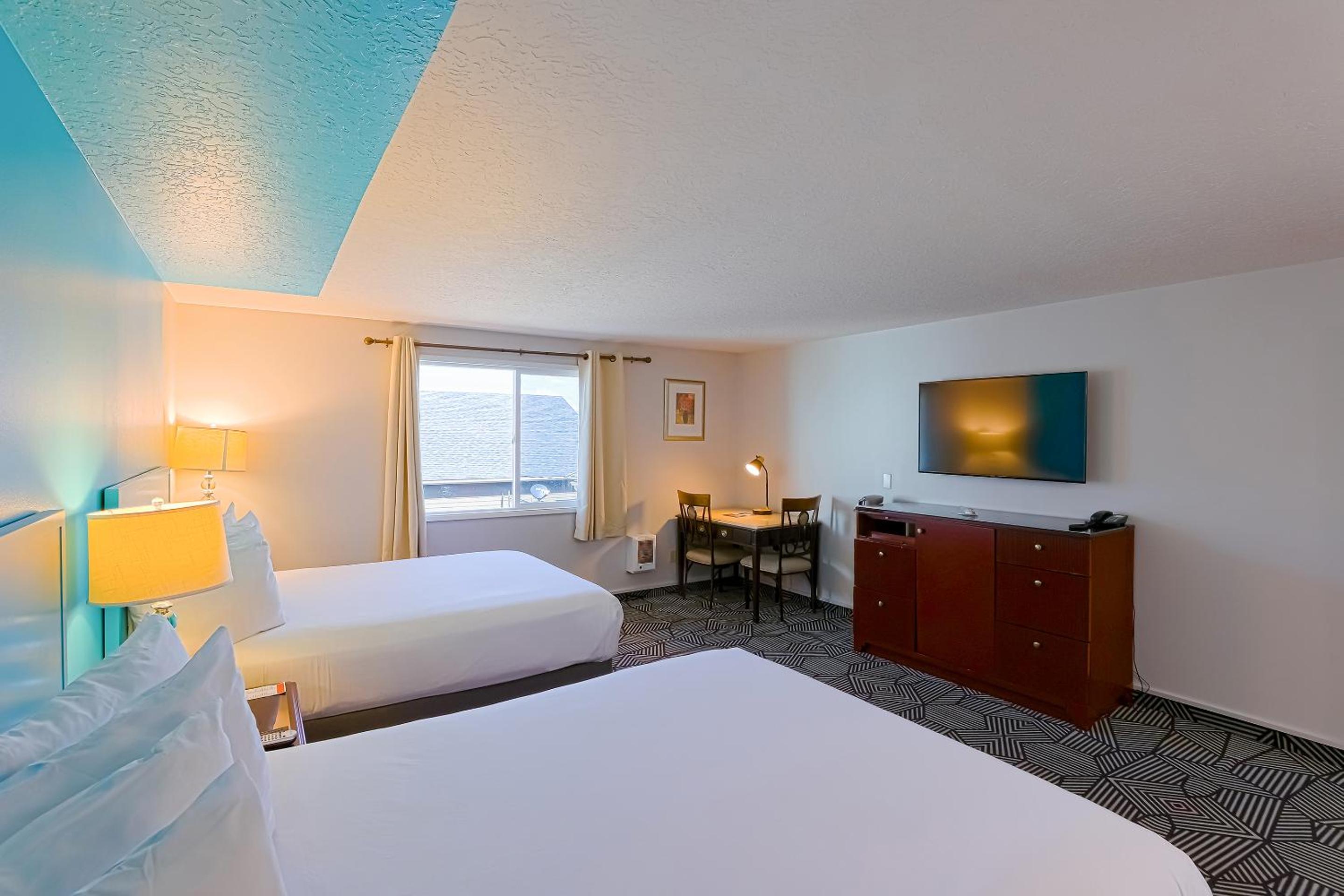 Queen Room with Two Queen Beds photo 3