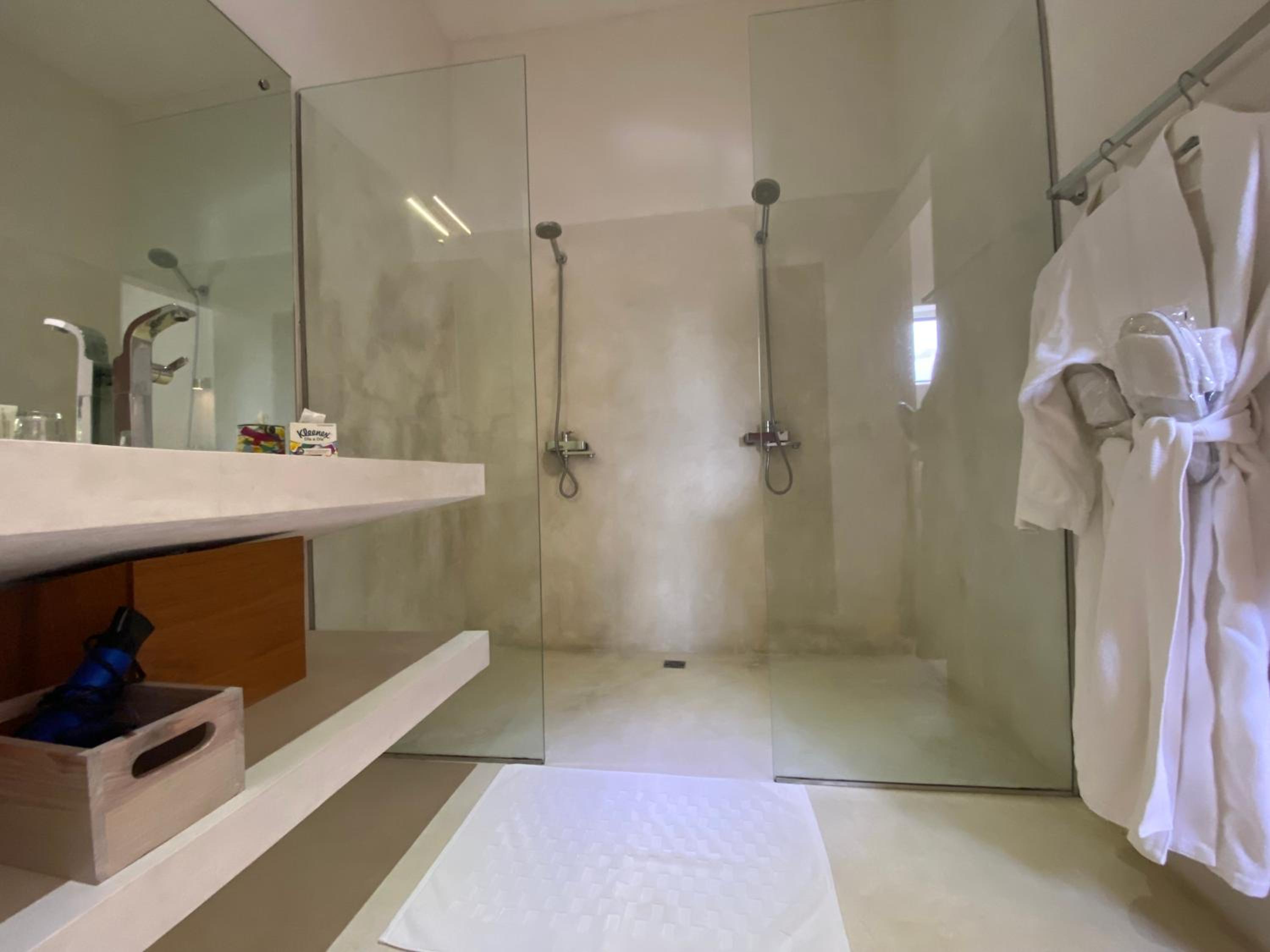Deluxe Suite with Spa Bath photo 3