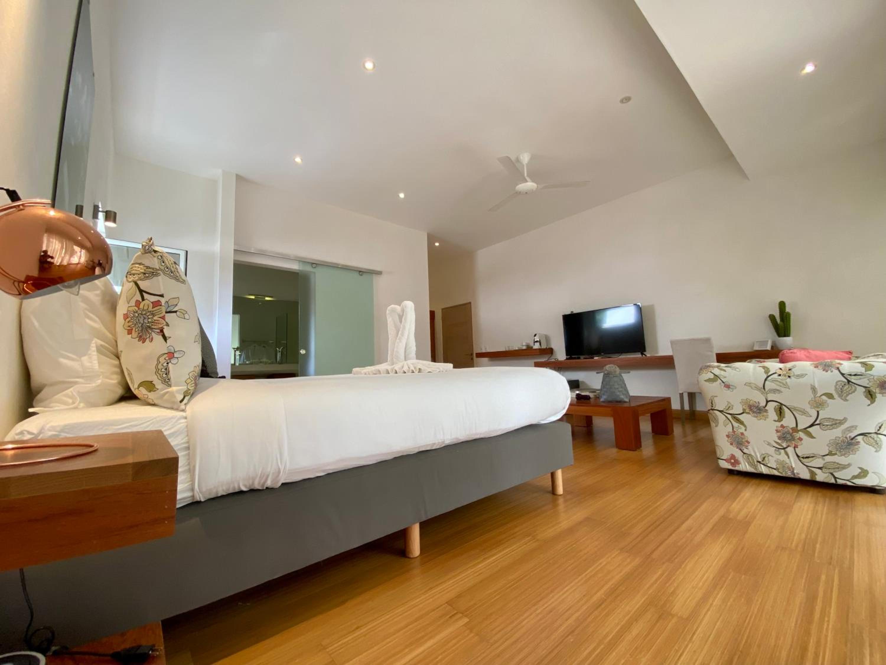 Deluxe Suite with Spa Bath