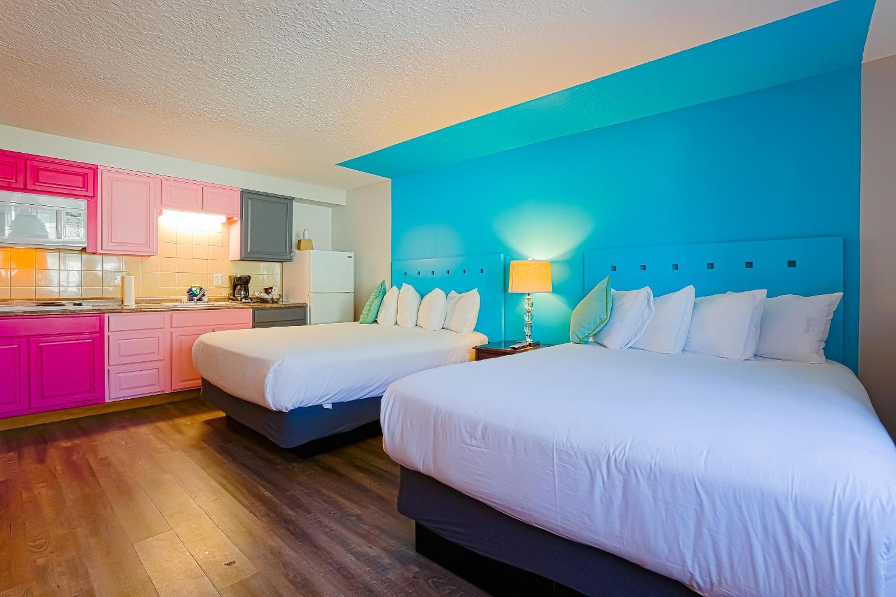 Premium 2 Queen Bed with Kitchenette, photo 7