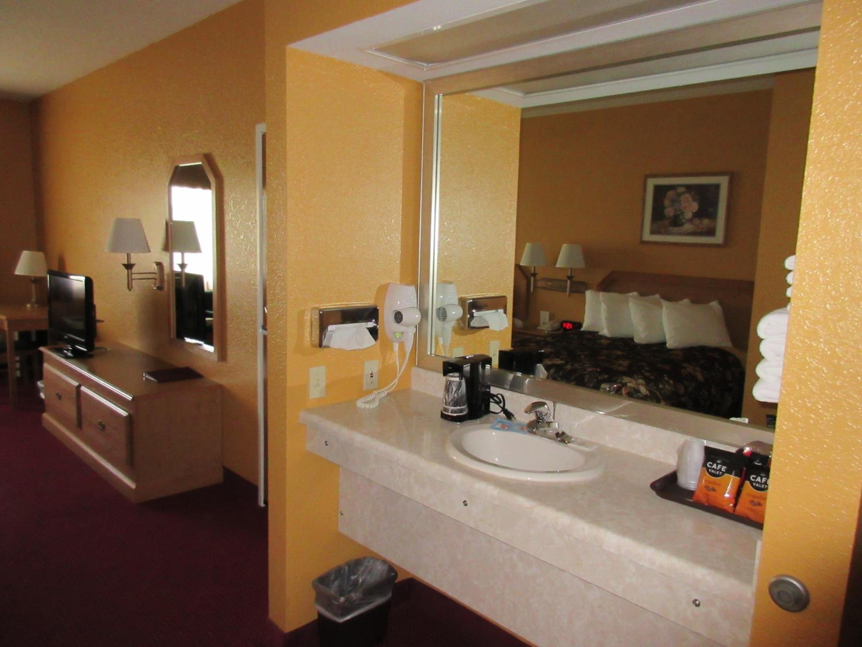 Queen Room with Two Queen Beds - Non-Smoking photo 3