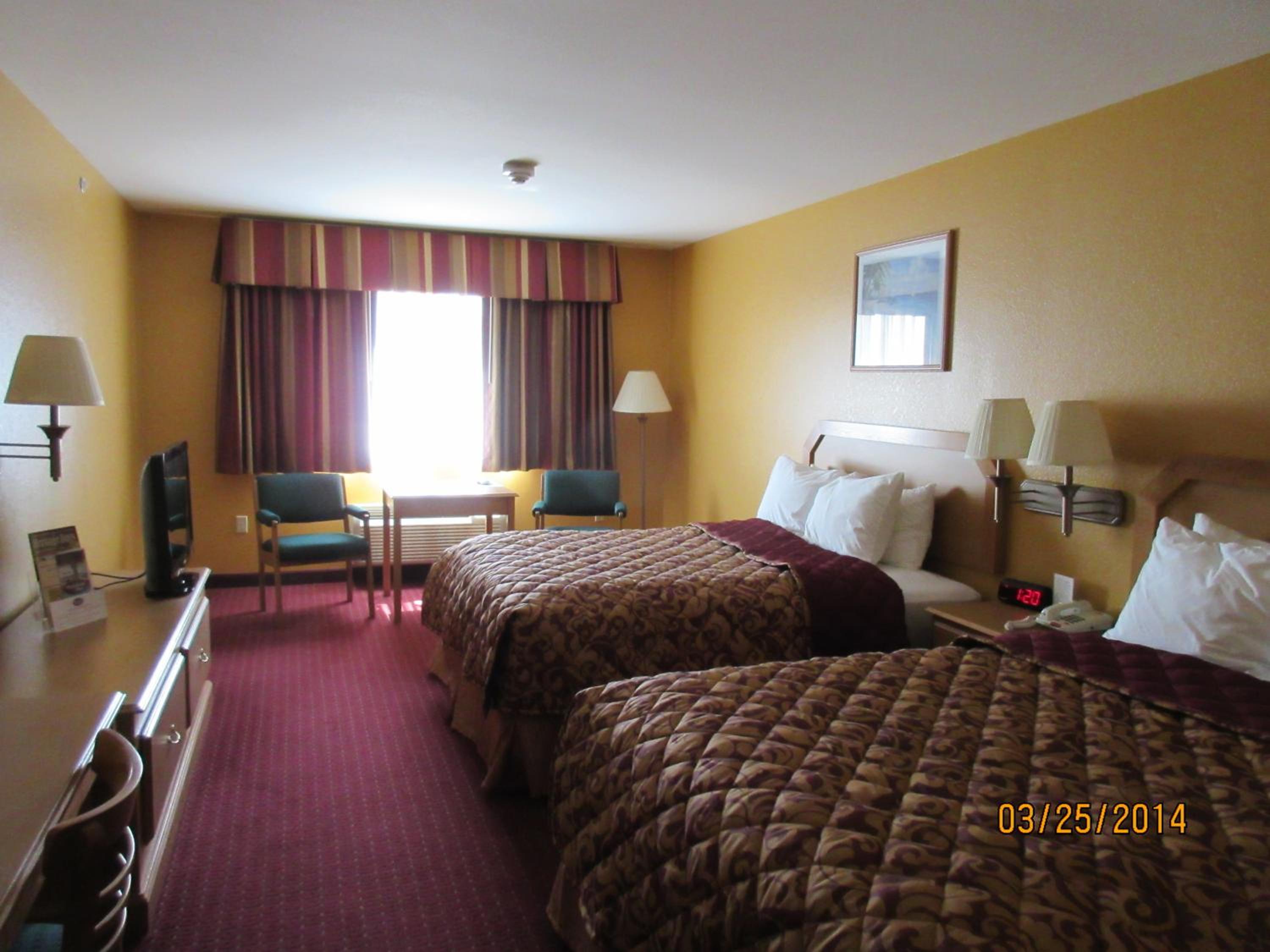 Queen Room with Two Queen Beds - Non-Smoking photo 2