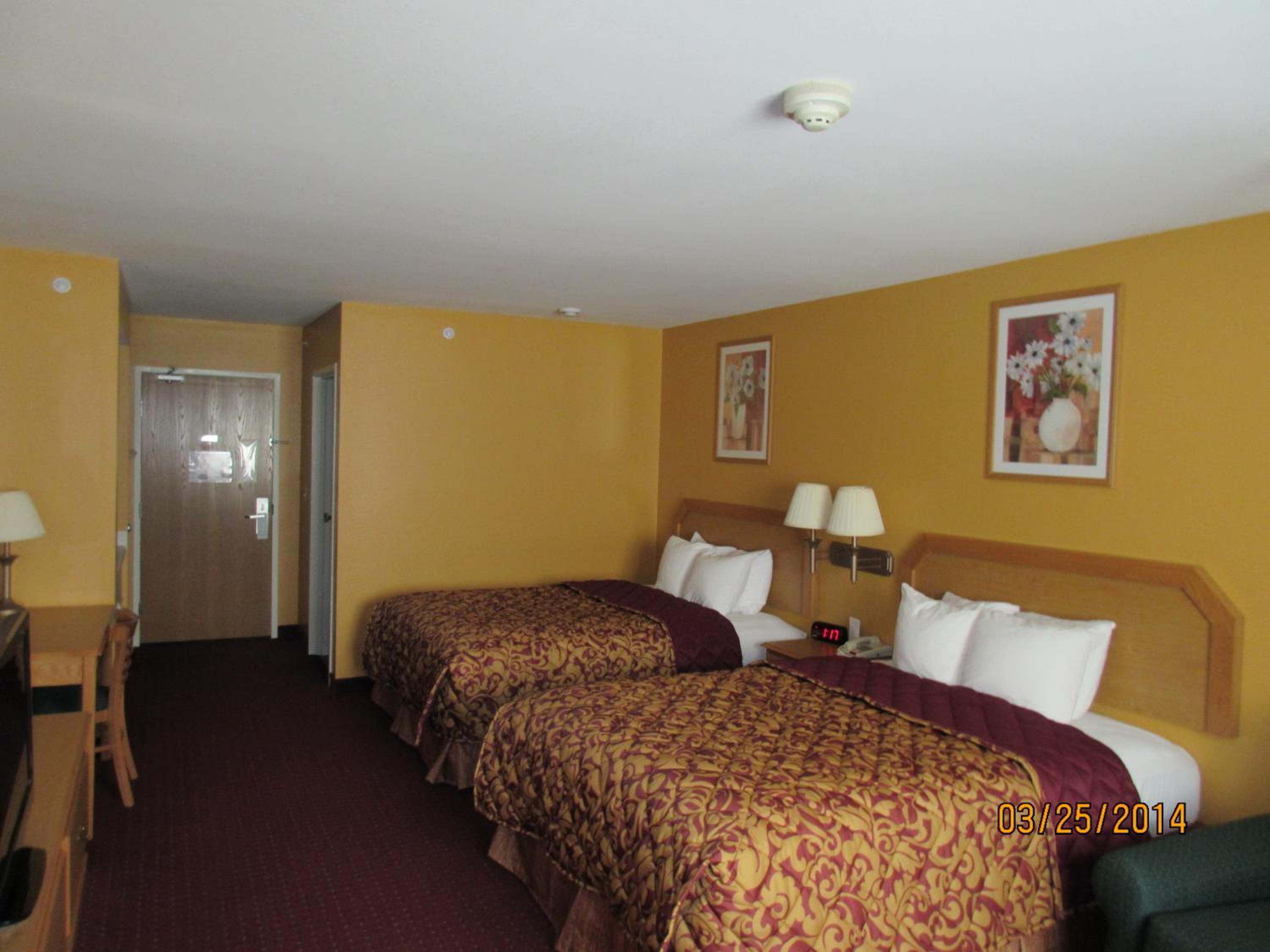 Queen Room with Two Queen Beds - Non-Smoking photo 1
