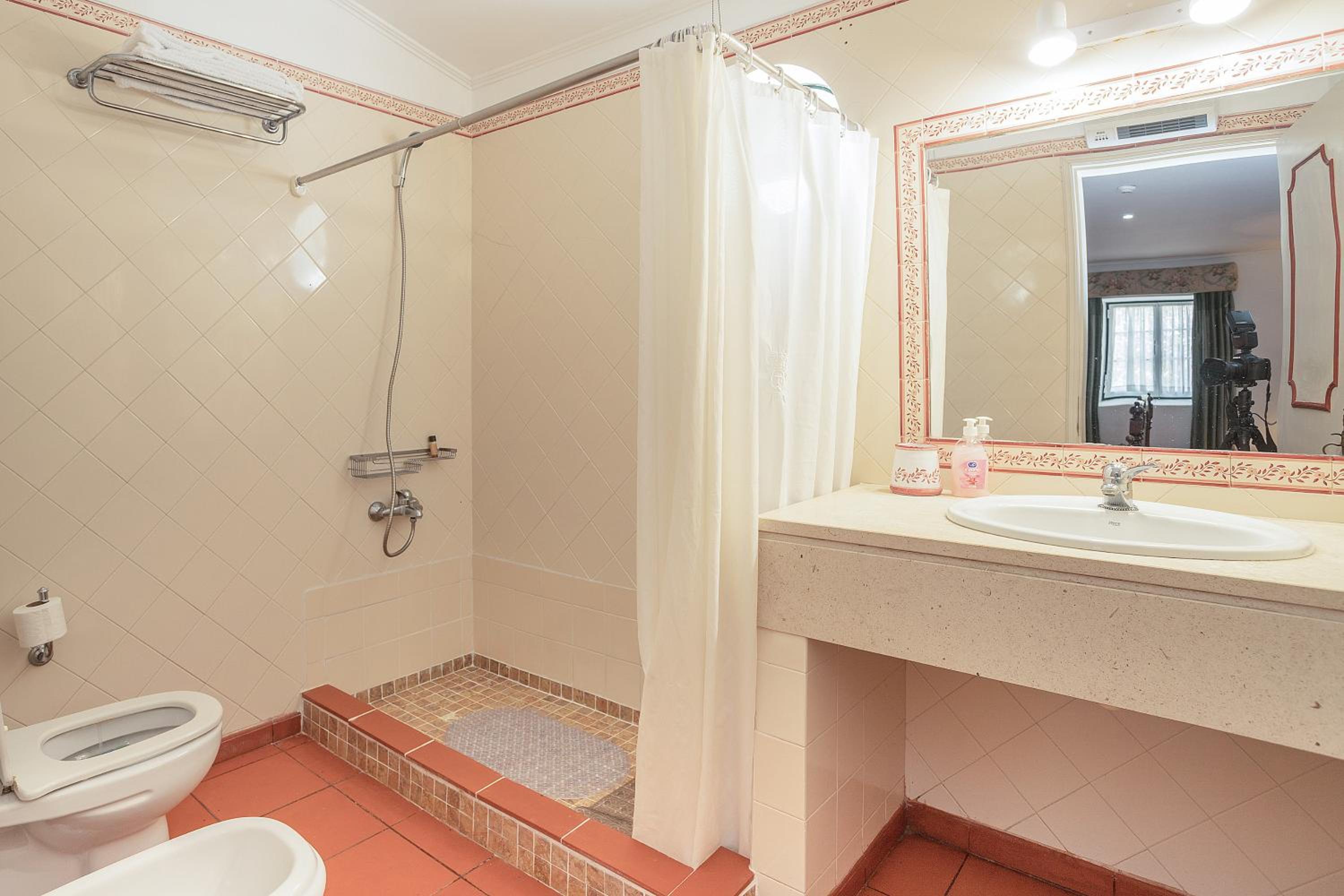Triple Room with Private Bathroom - Photo 2