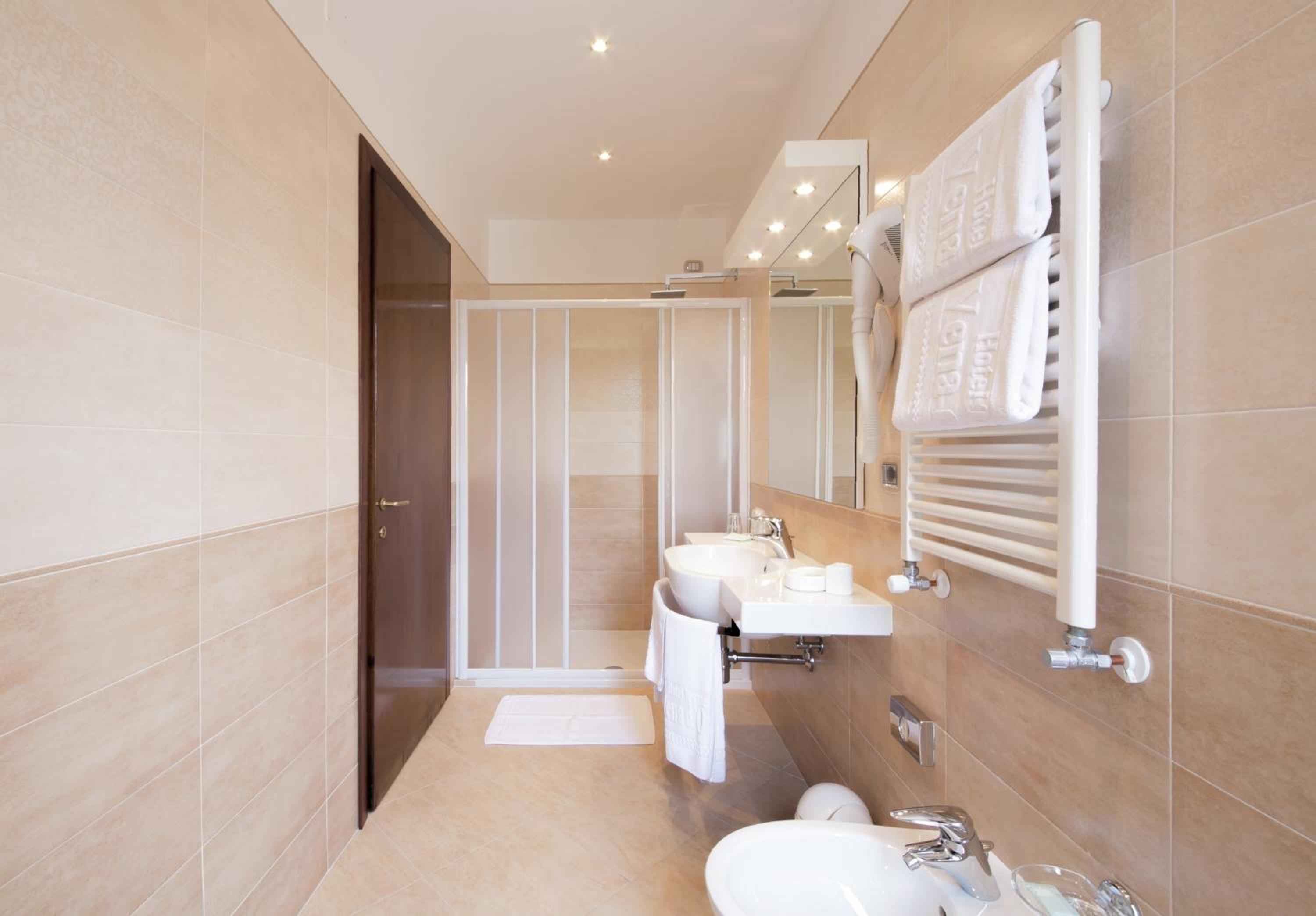 Double or Twin Room with Balcony - Photo 4