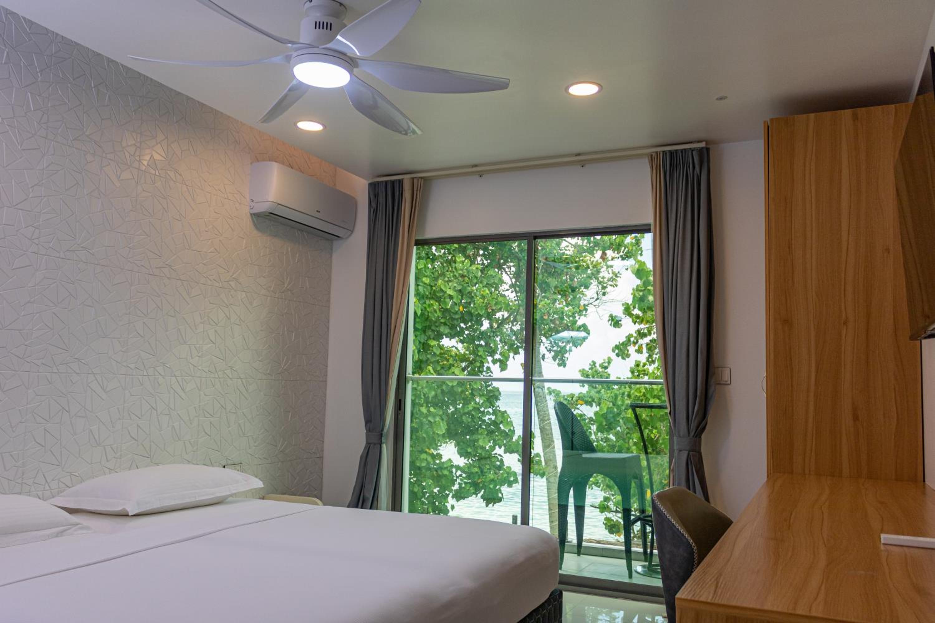 Deluxe Double Room with Balcony and Sea View