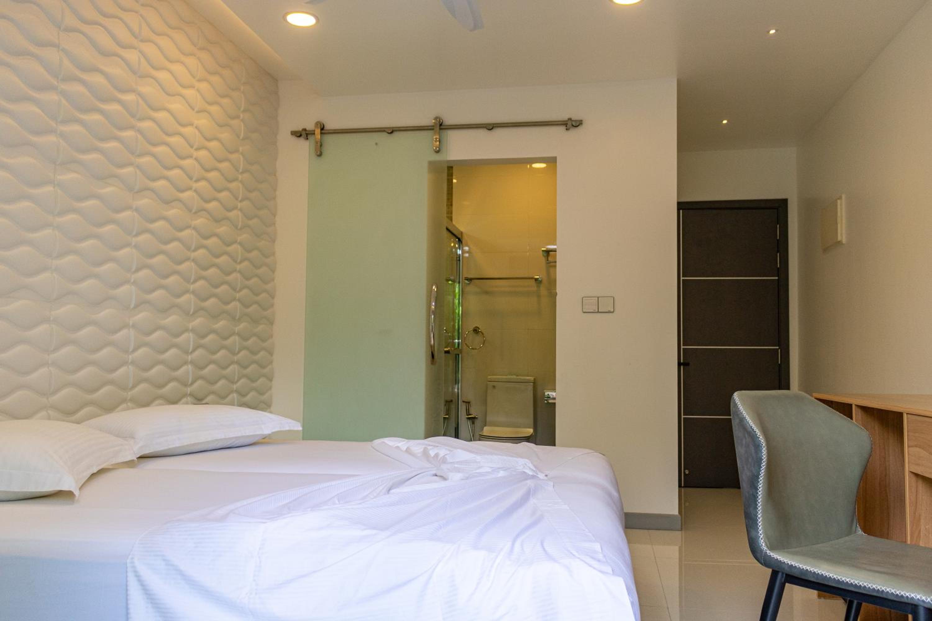 Deluxe Double Room with Balcony and Sea View - Photo 12