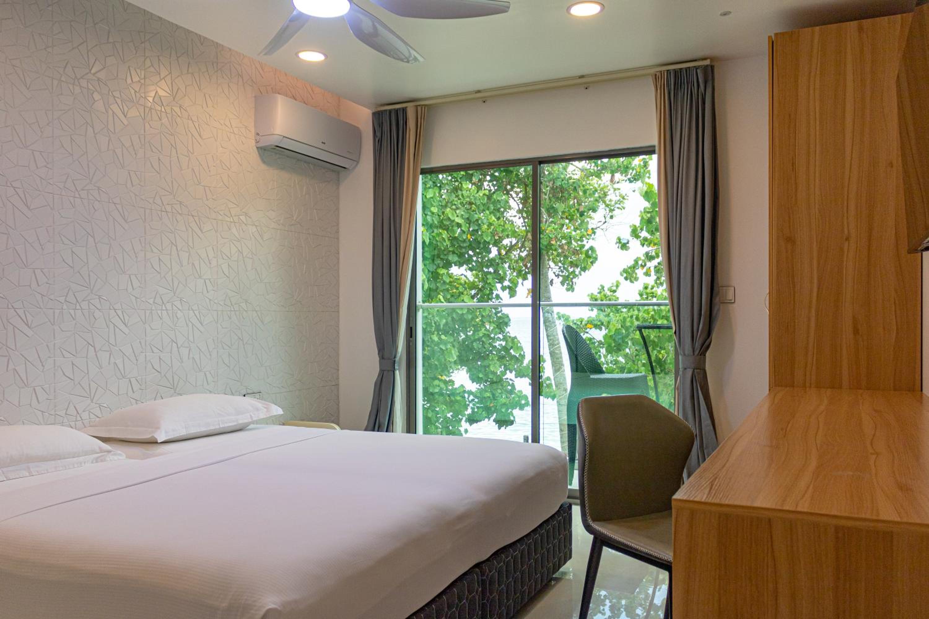 Deluxe Double Room with Balcony and Sea View - Photo 11
