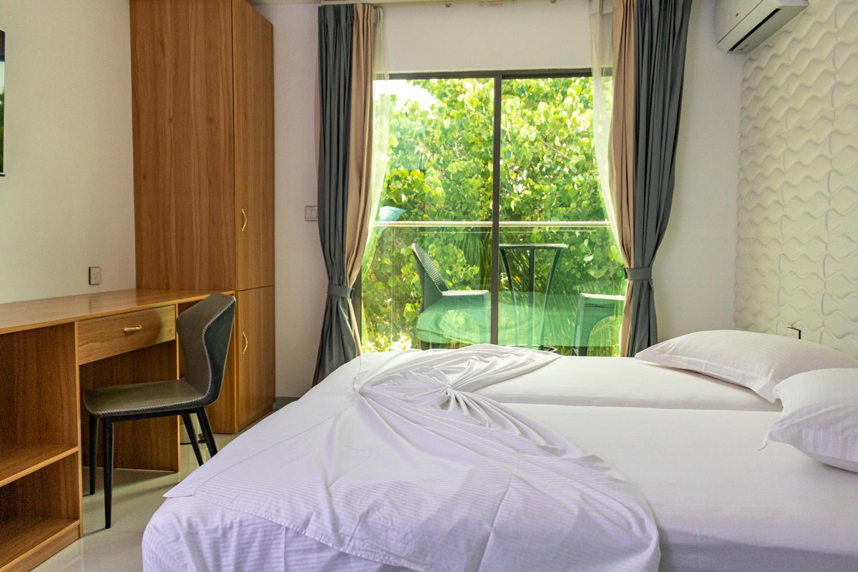 Deluxe Double Room with Balcony and Sea View - Photo 6