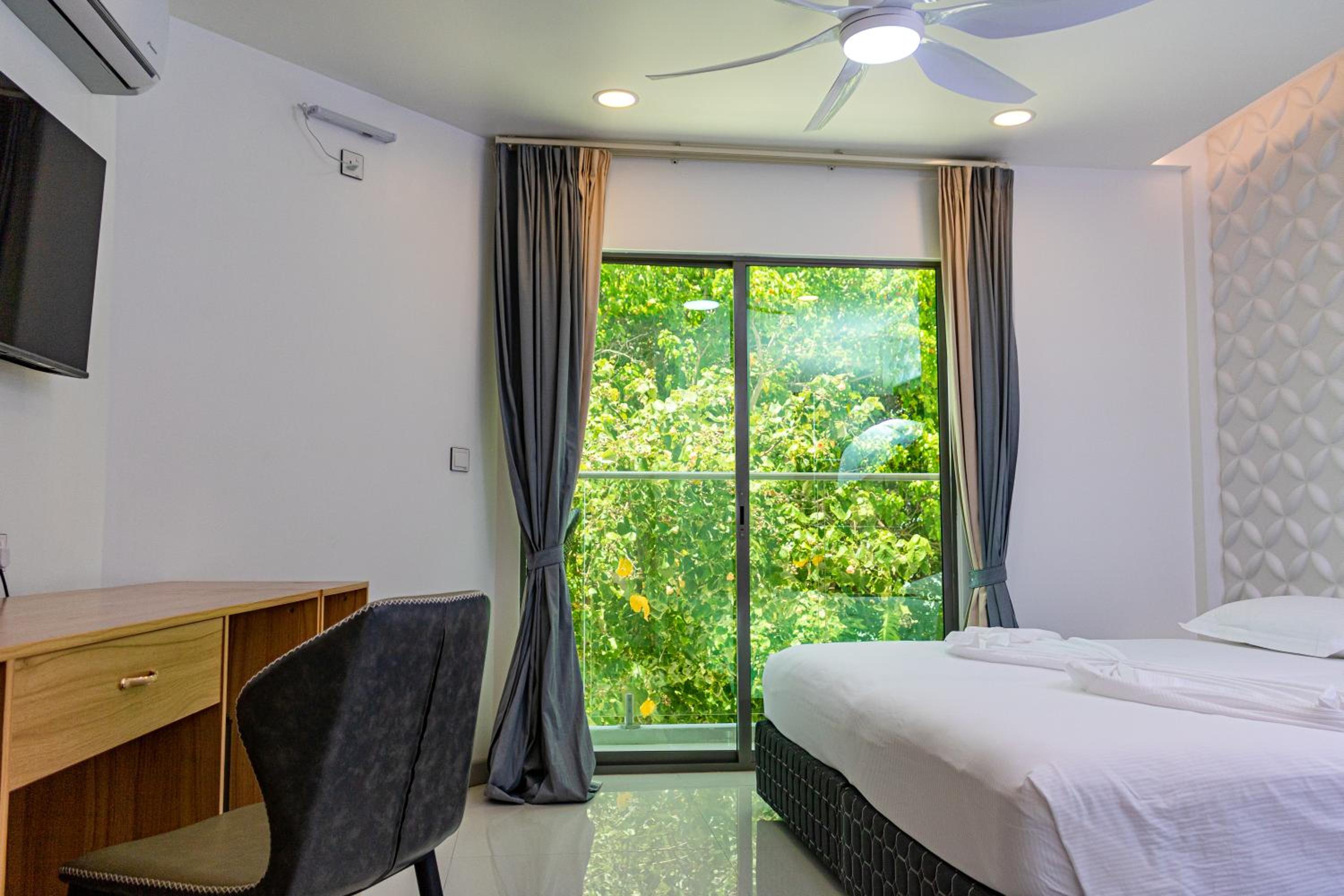 Deluxe Double Room with Balcony and Sea View - Photo 5